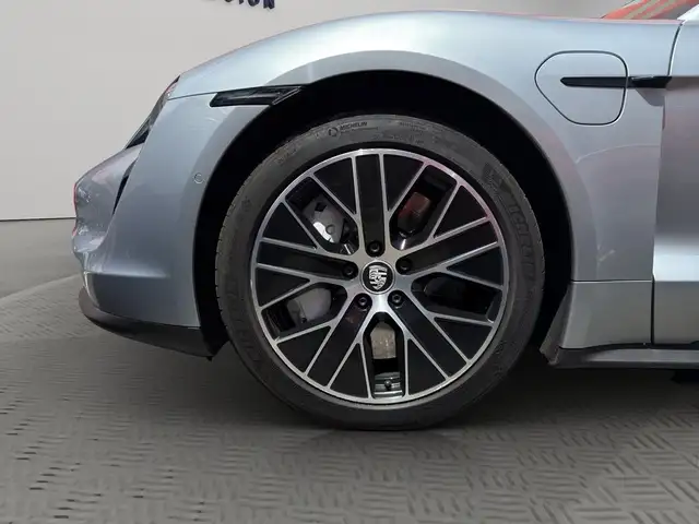Porsche Taycan view 9