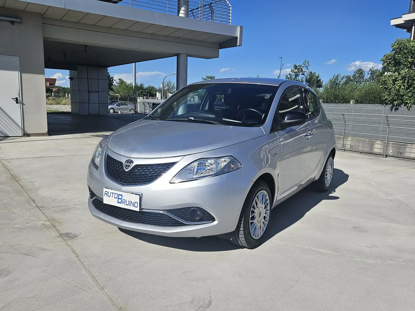 Lancia Ypsilon 1.2 69 CV 5 porte GPL Ecochic Gold con BONUS EASY Argento - 1