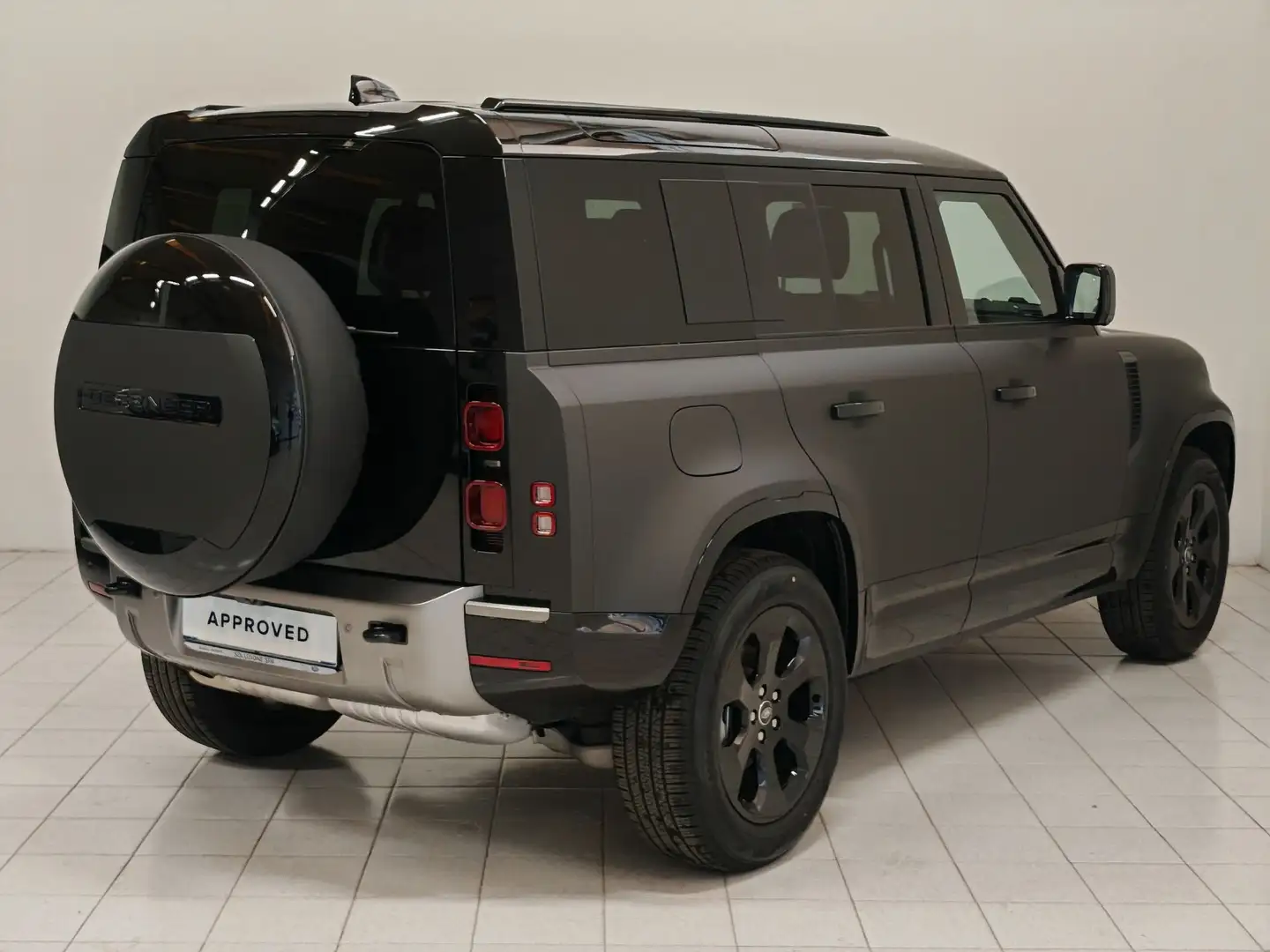 Land Rover Defender 110 3.0D I6 200 CV AWD Auto X-Dynamic SE OPACA Zwart - 2