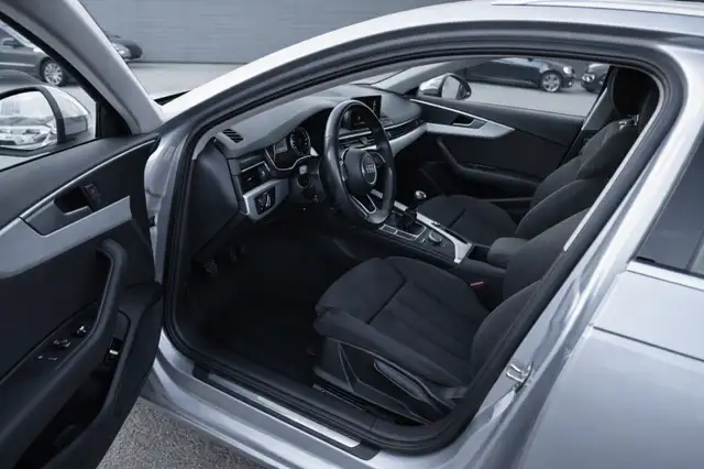 Audi A4 view 4