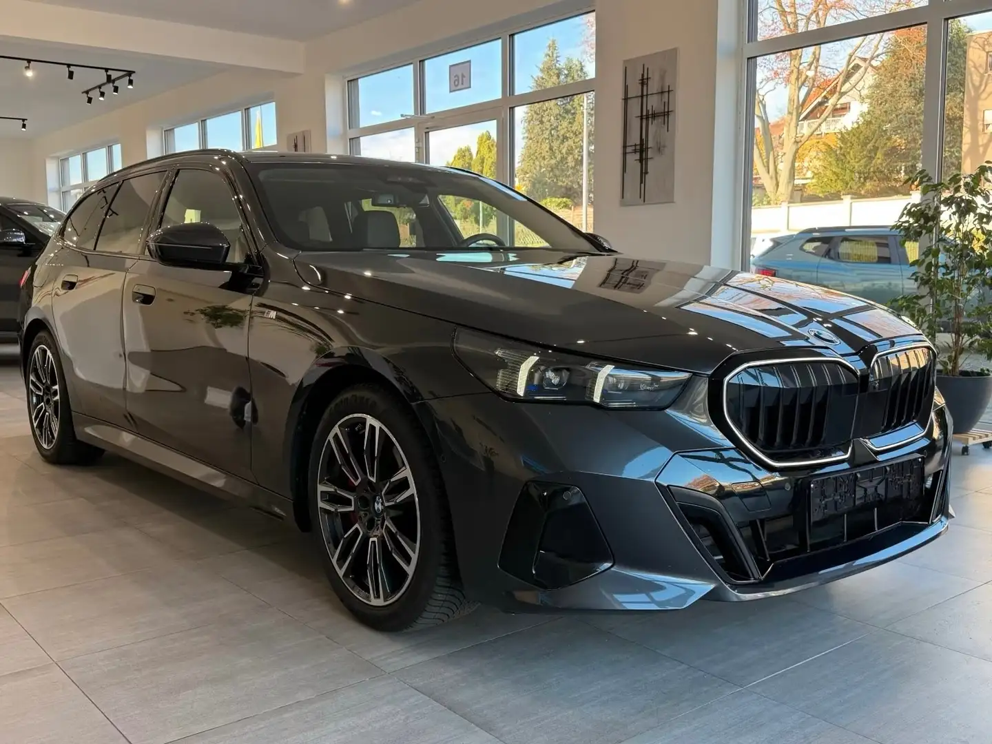 BMW 530 E PLUG IN TOUR M-SPORT PRO 299PK PANO/B&W/TREK-25% Grijs - 1