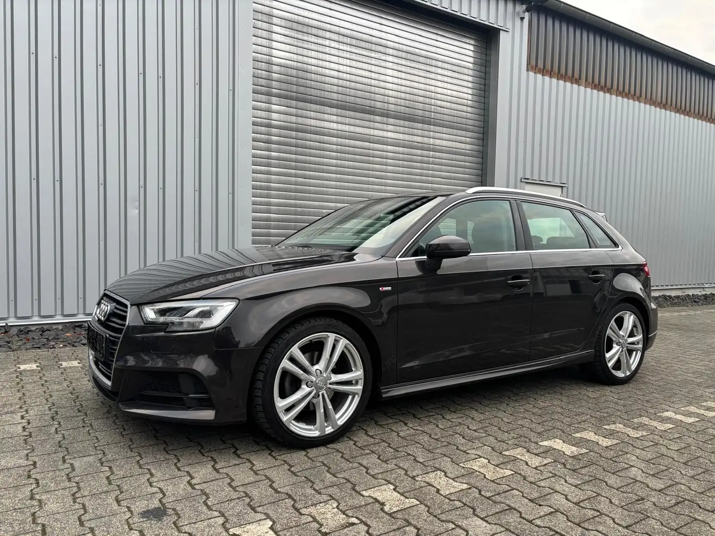 Audi A3 Sport Braun - 1