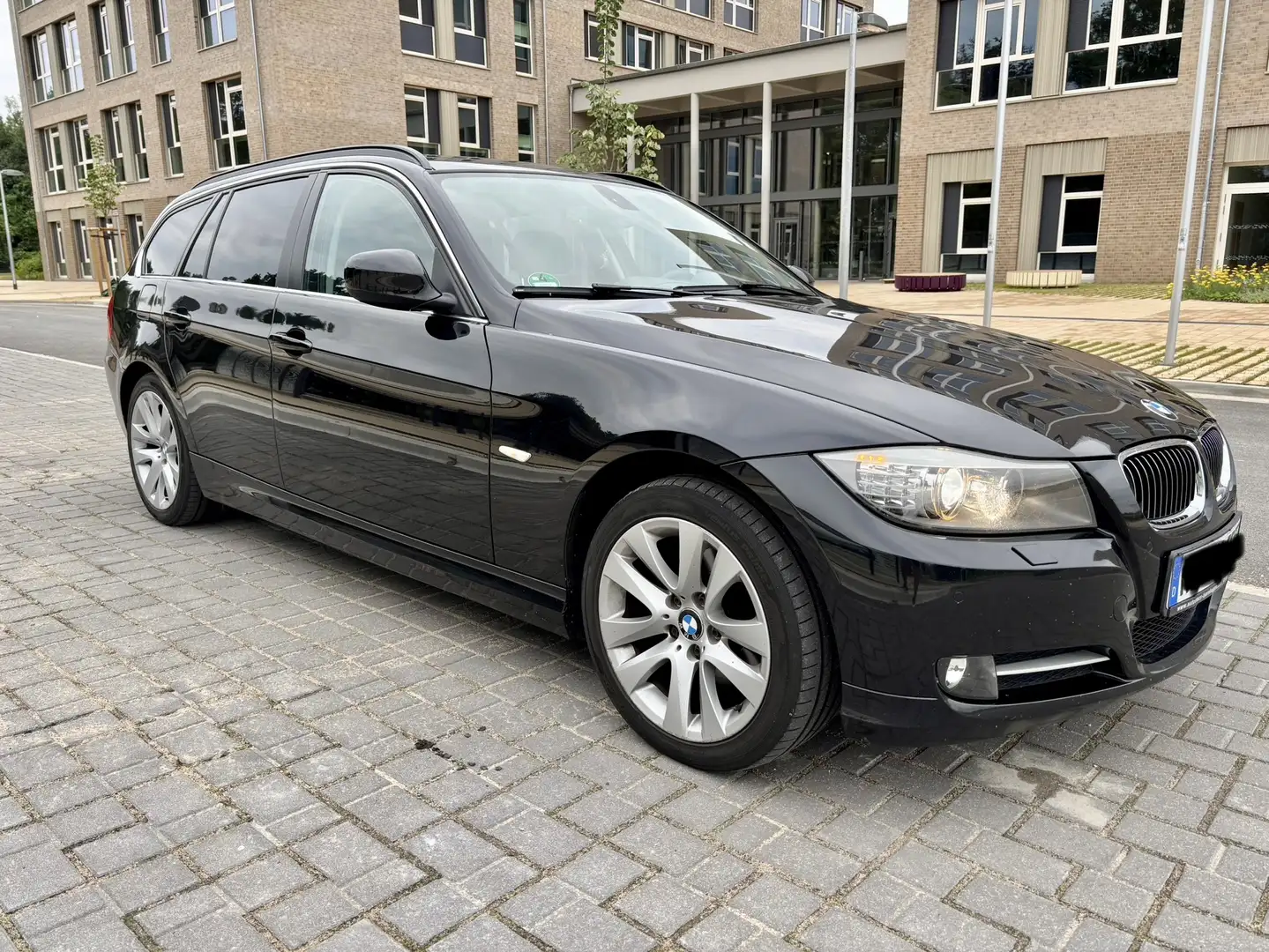 BMW 320 320d xDrive DPF Touring Aut. Edition Exclusive - 2