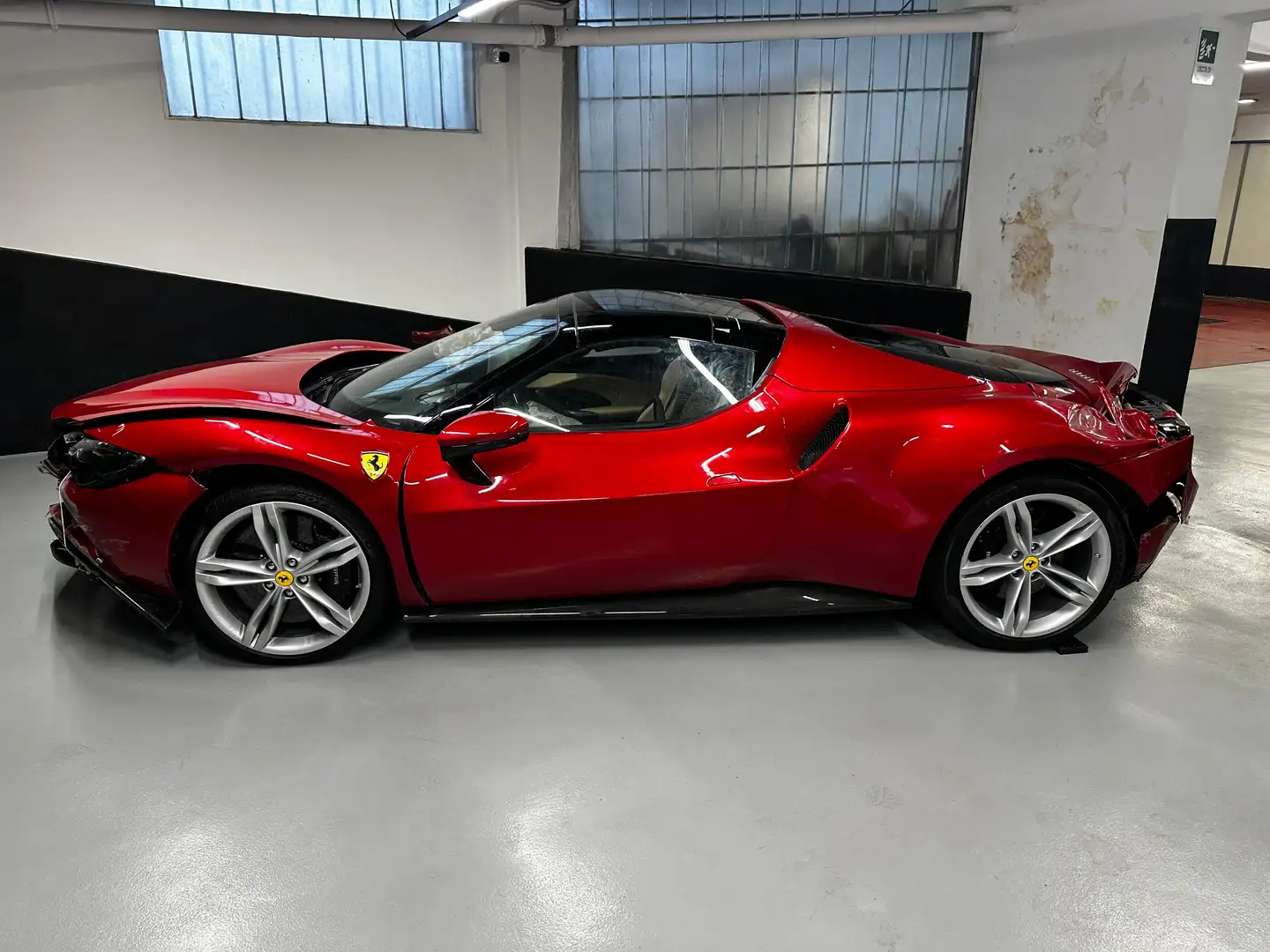 Ferrari 296 GTS sinistrata - 1