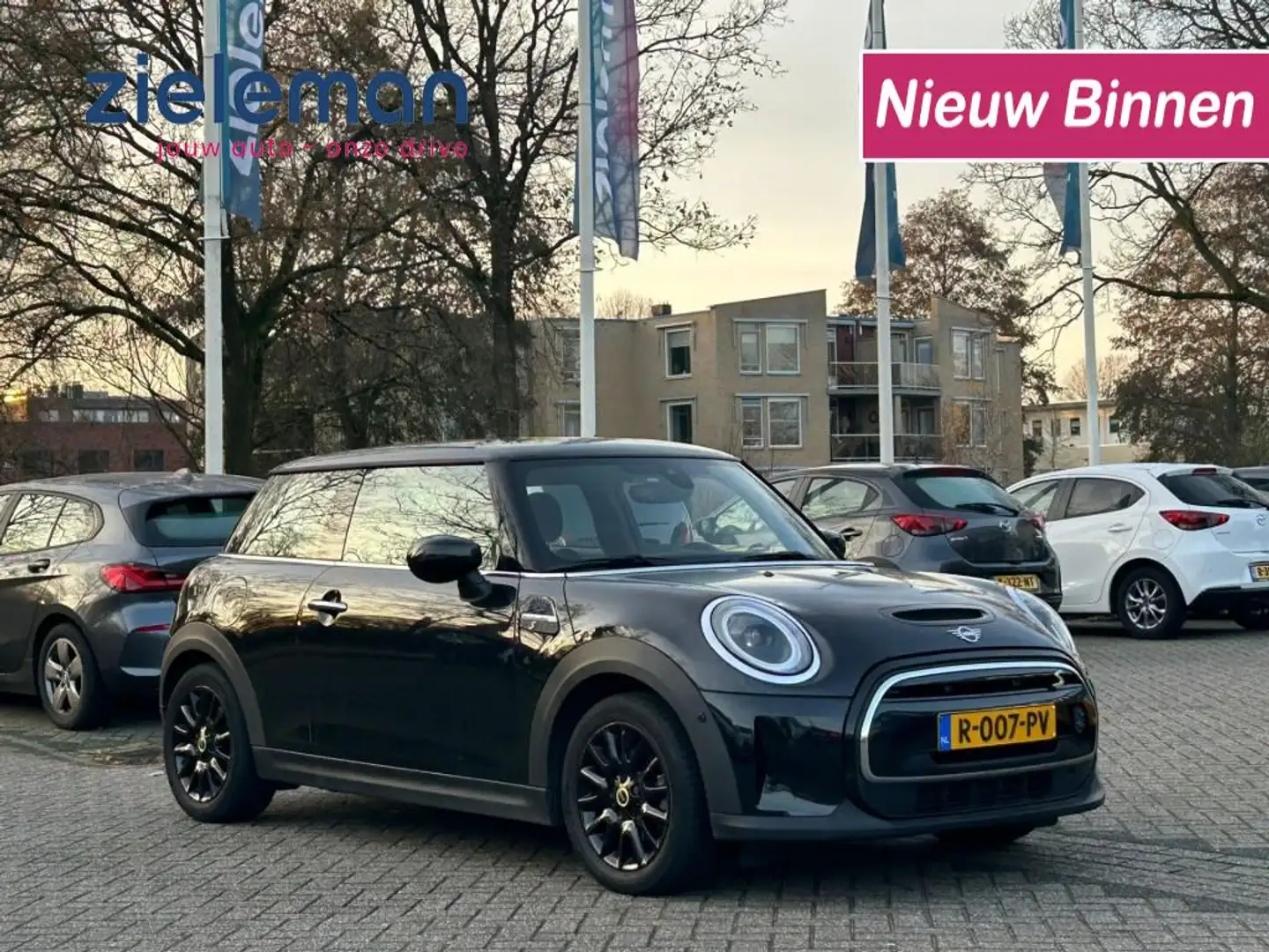 MINI Cooper Electric Essential 33 kWh - Panorama, Carplay, Cam Noir - 1