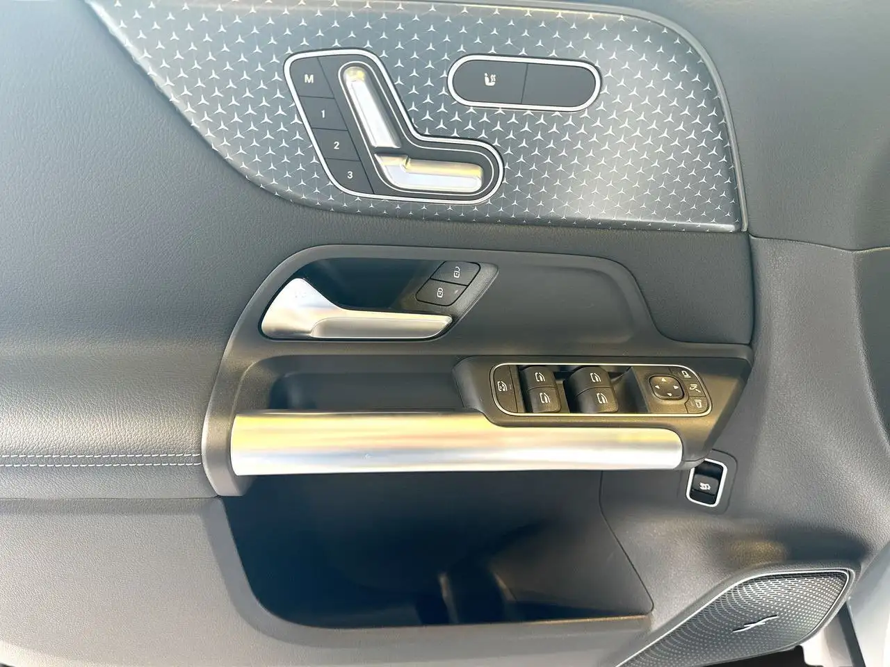 Mercedes-Benz GLA снимка Mercedes-Benz GLA