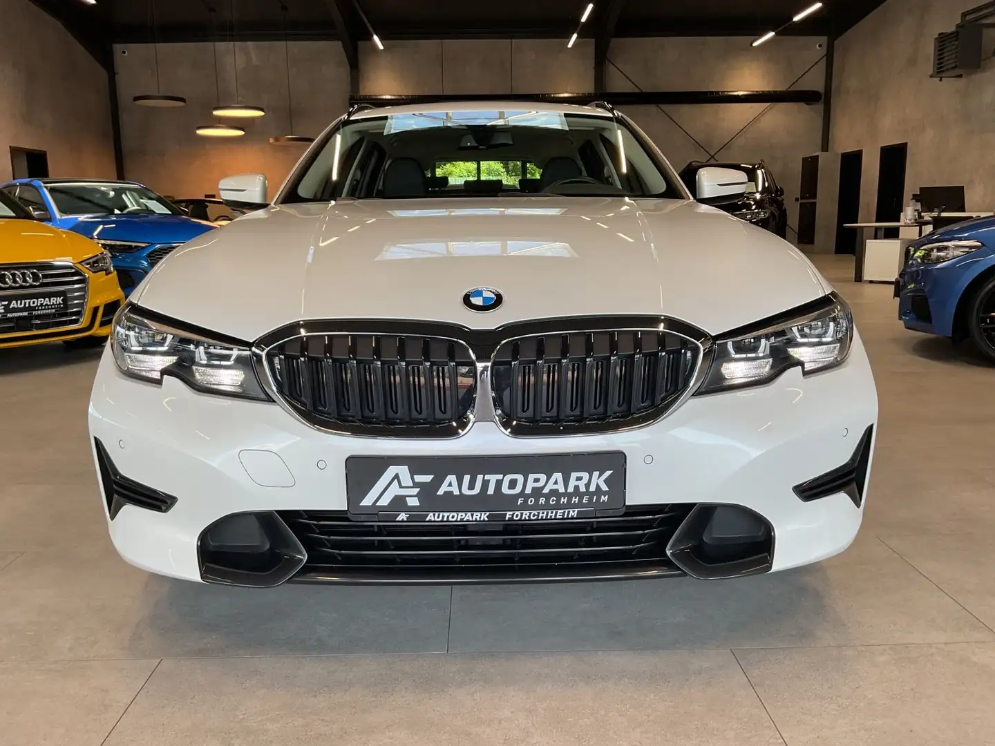 BMW 320 d Touring Sport Line AHK LED Live Cockpit Blanc - 2