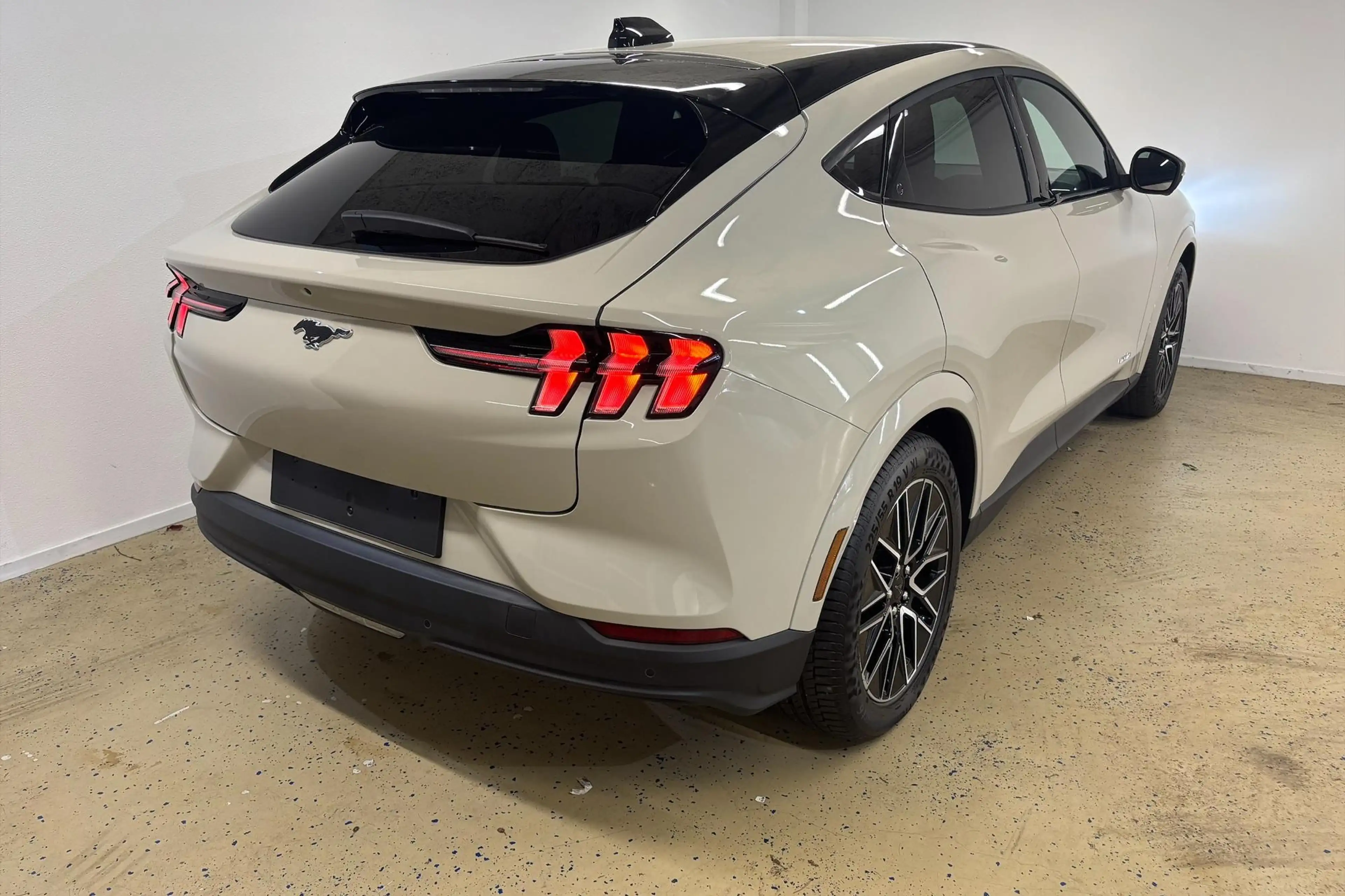 Ford Mustang Mach-E Extended Premium RWD 88 kWh Nieuw direct beschikba — photo 2