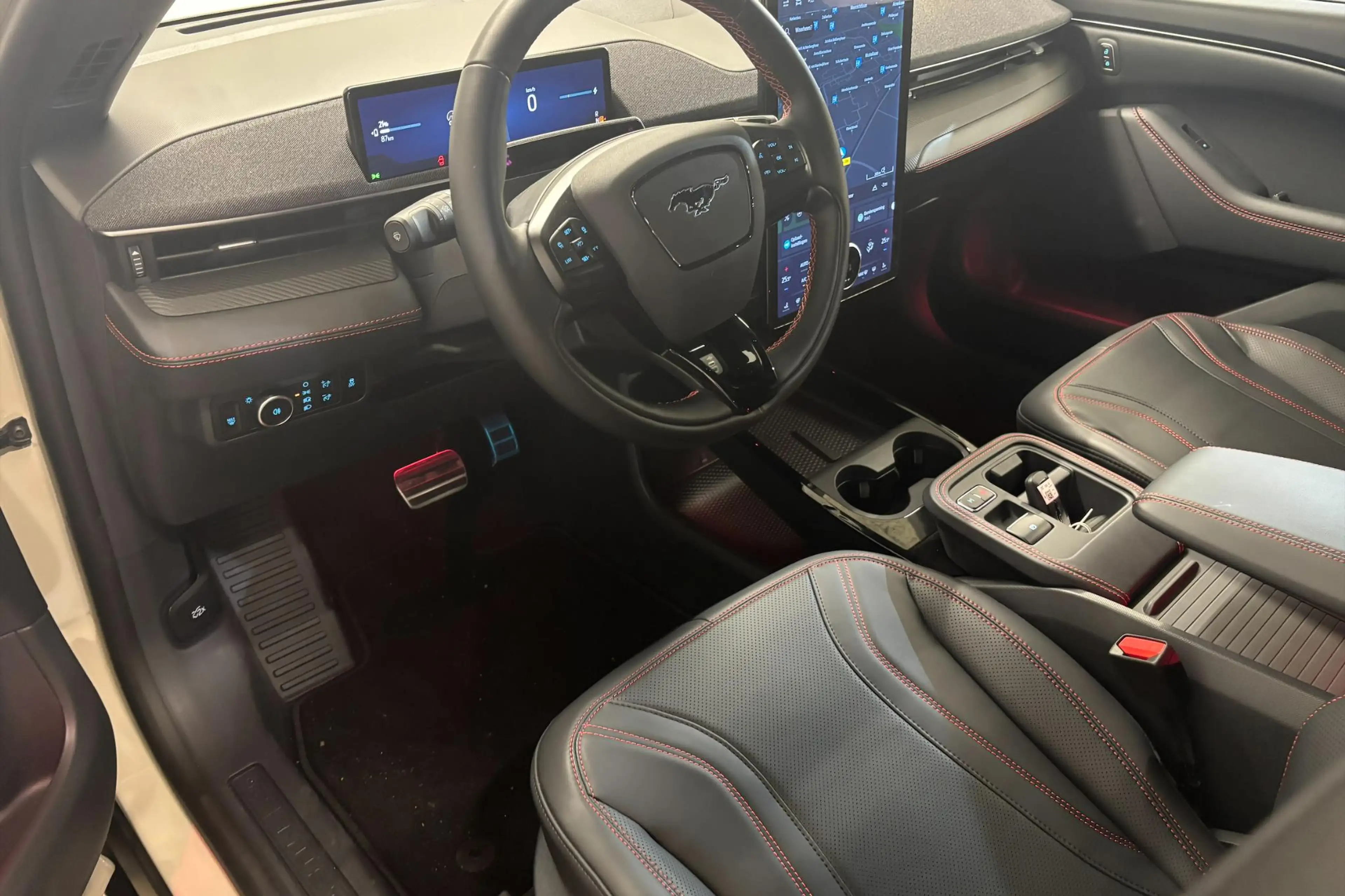 Ford Mustang Mach-E Extended Premium RWD 88 kWh Nieuw direct beschikba — photo 9