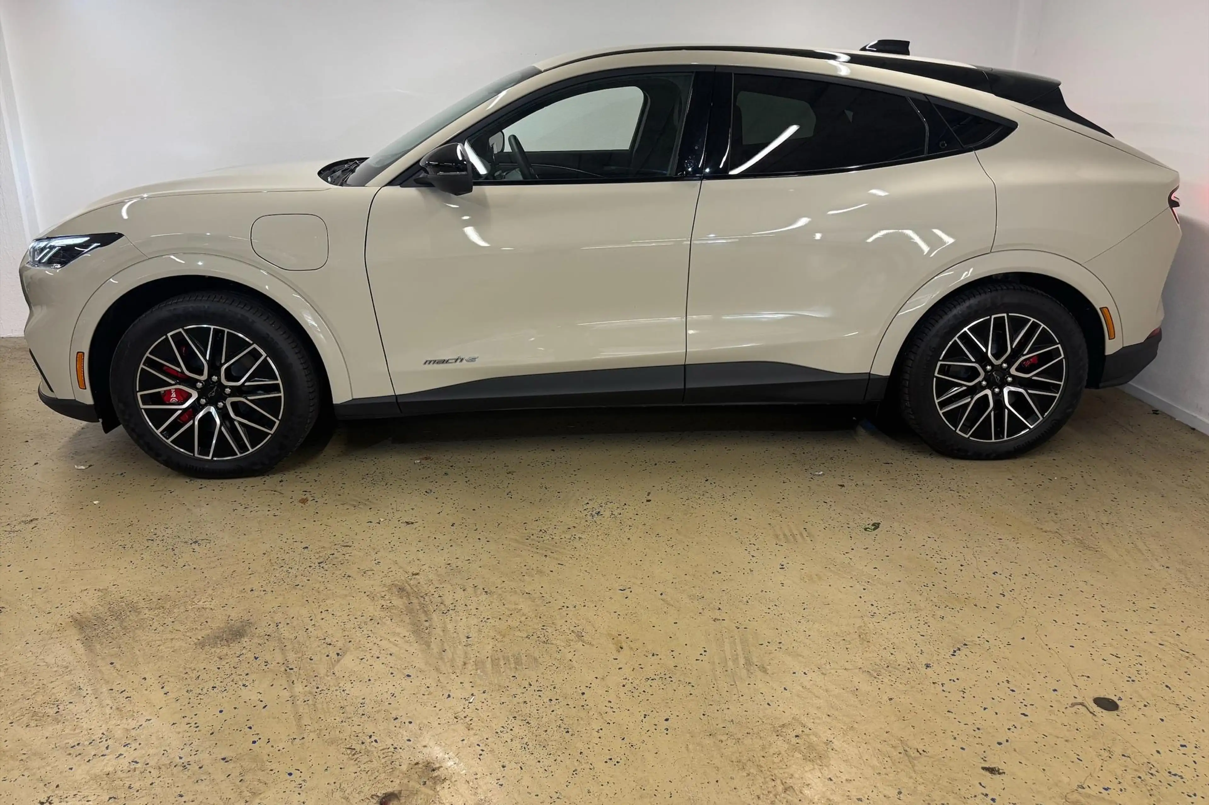 Ford Mustang Mach-E Extended Premium RWD 88 kWh Nieuw direct beschikba — photo 7
