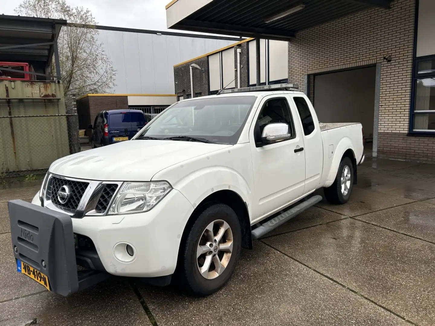 Nissan Navara 2.5 dCi SE King Cab Blanc - 1