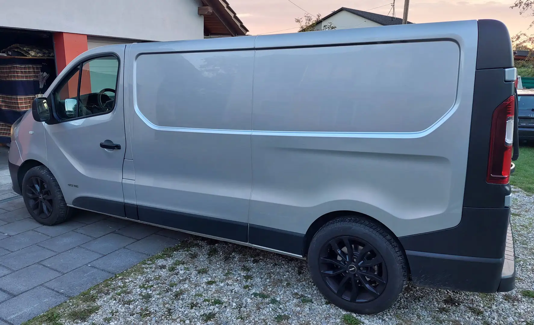 Renault Trafic Silber - 2