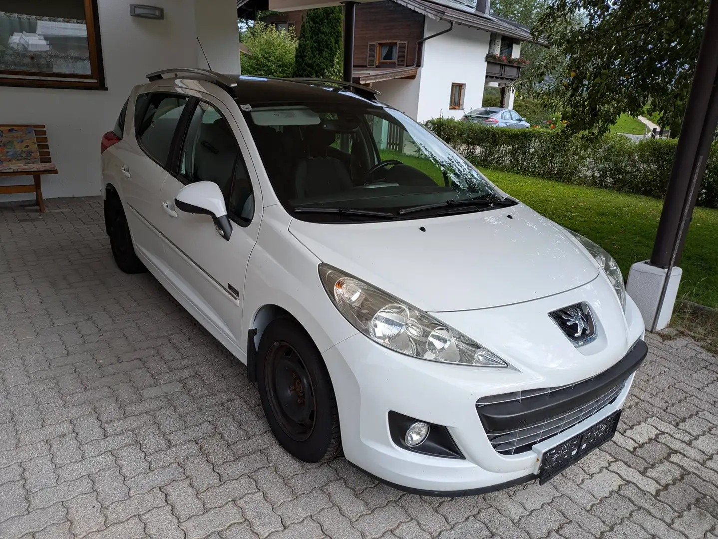 Peugeot 207 207 SW Lion Edition 1,6 HDi 95 FAP Lion Edition Weiß - 1
