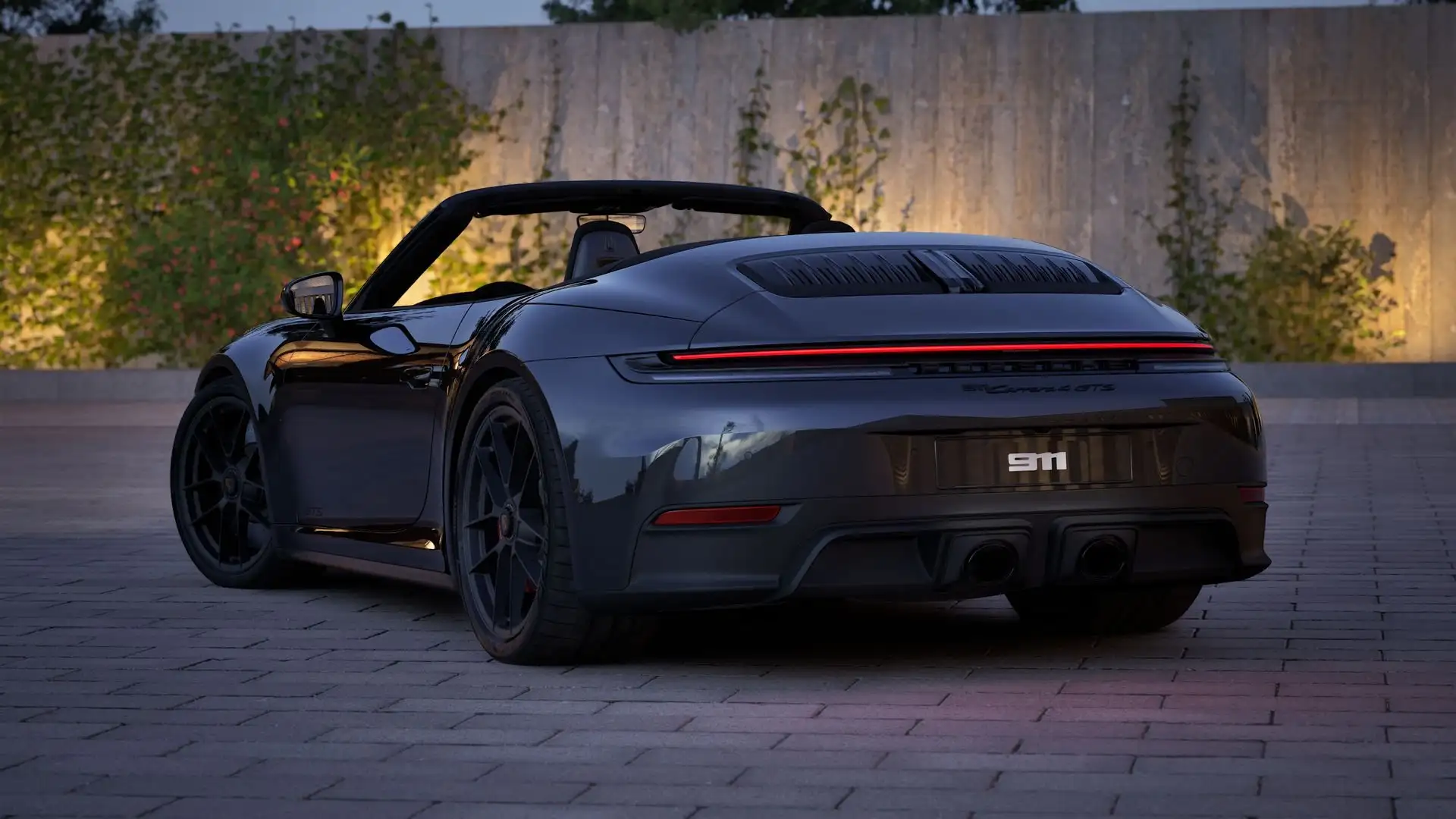 Porsche 992 .2 4 GTS CABRIO ACHTERASST/LIFT/HDMATR/ACC/18W/... Zwart - 2