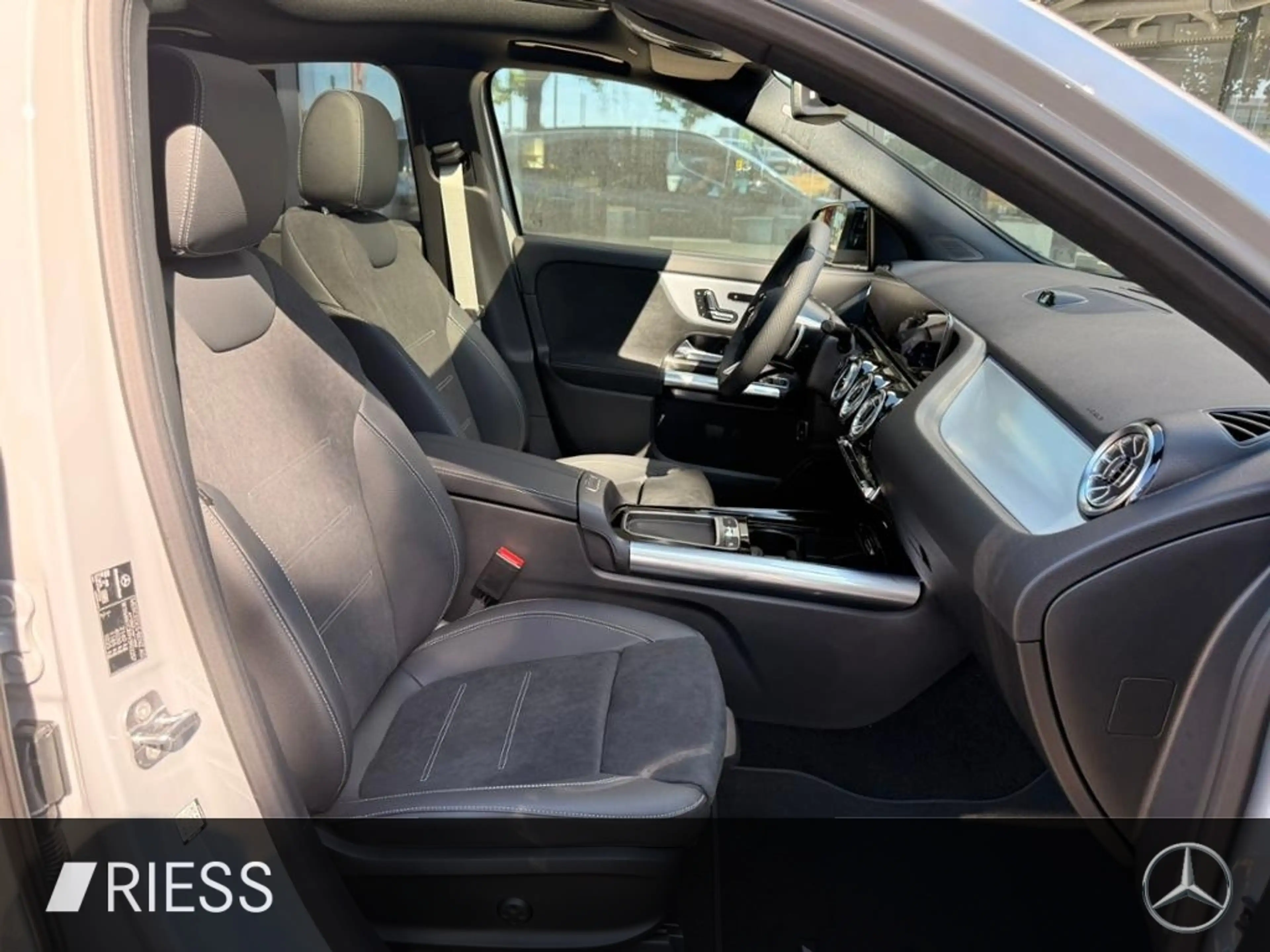 Mercedes-Benz GLA 200 d AHK AUT DynLicht Fernlichtass. Kam. LM — photo 10