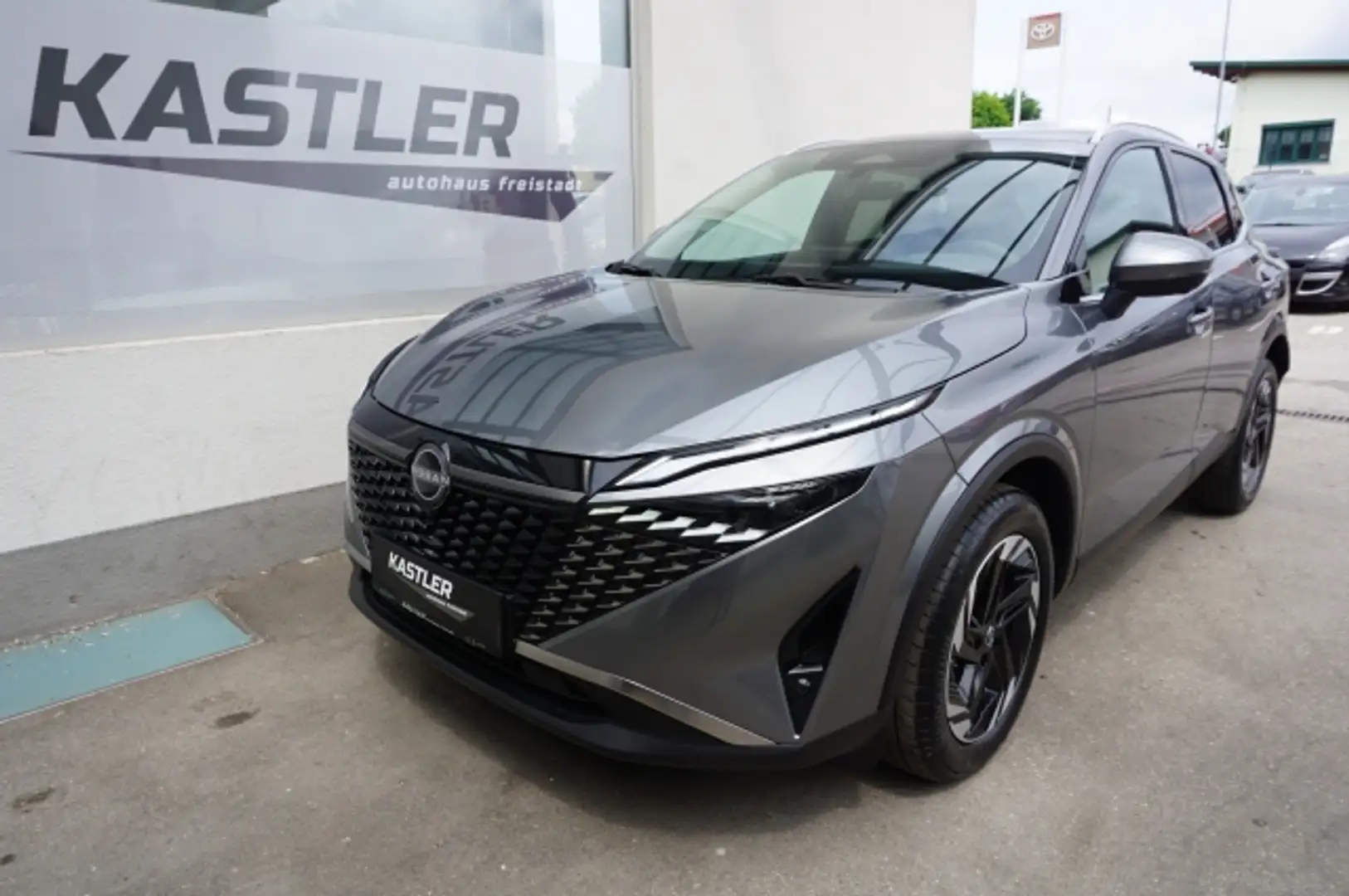 Nissan Qashqai N-Connecta+  1.3 DIG-T X-Tronic Grijs - 1