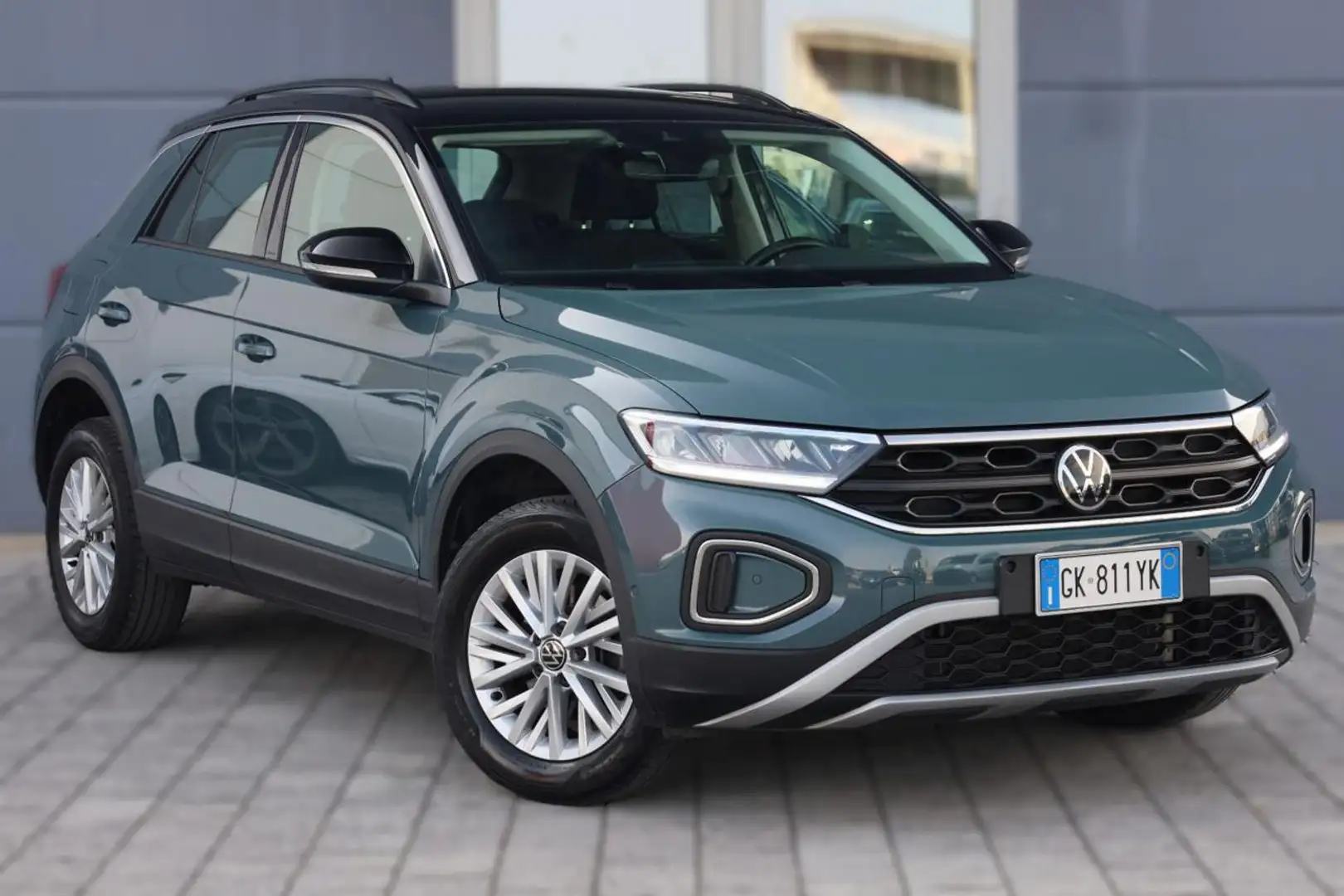 Volkswagen T-Roc 1.5 TSI ACT DSG Life Prezzo Netto Grijs - 2