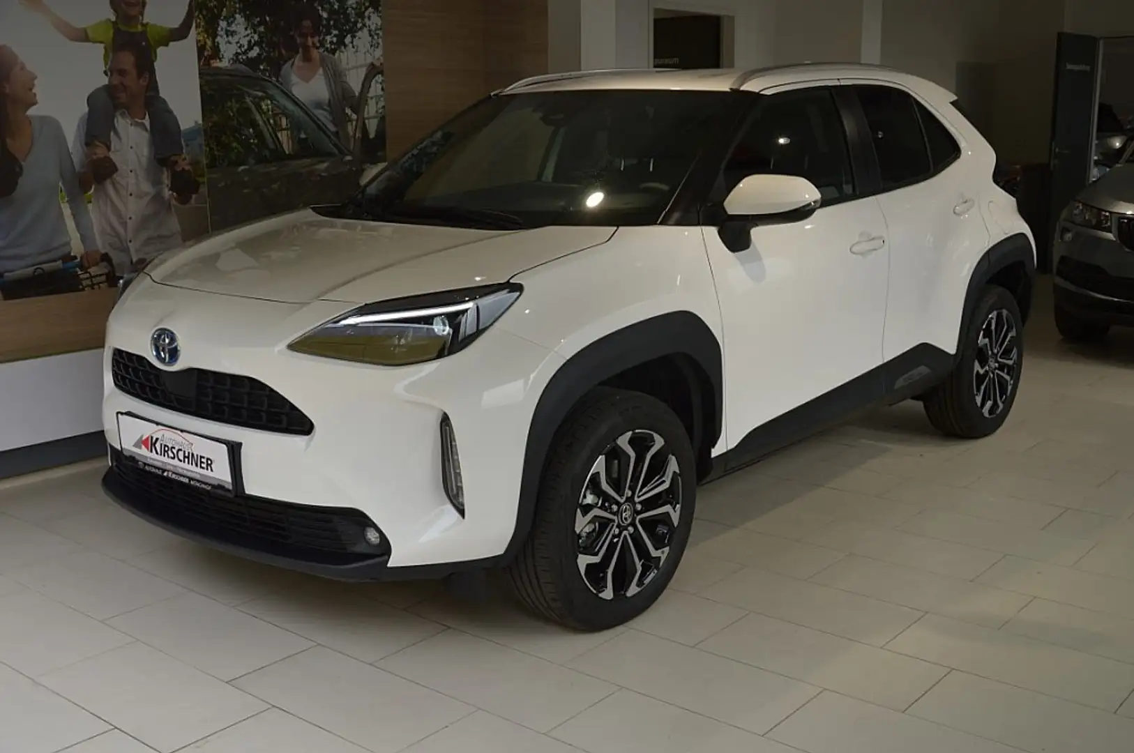 Toyota Yaris Cross 1,5 VVT-i Hybrid Active Drive Aut. Weiß - 1