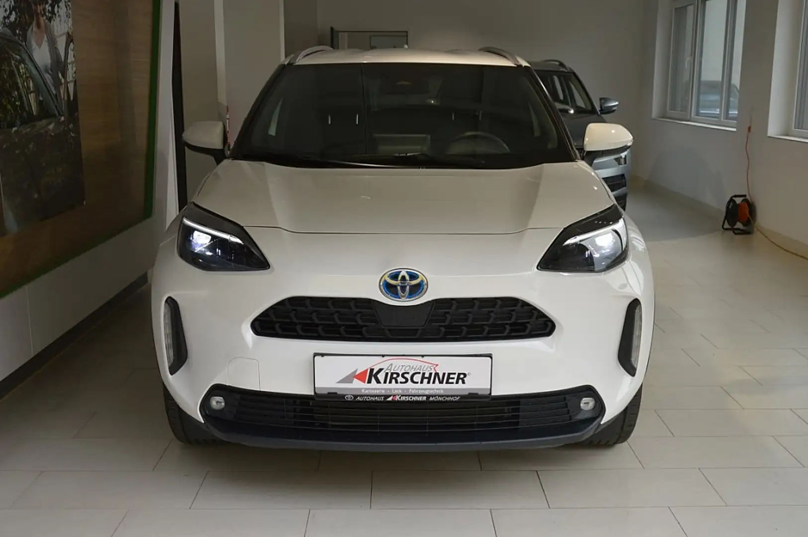 Toyota Yaris Cross 1,5 VVT-i Hybrid Active Drive Aut. Weiß - 2
