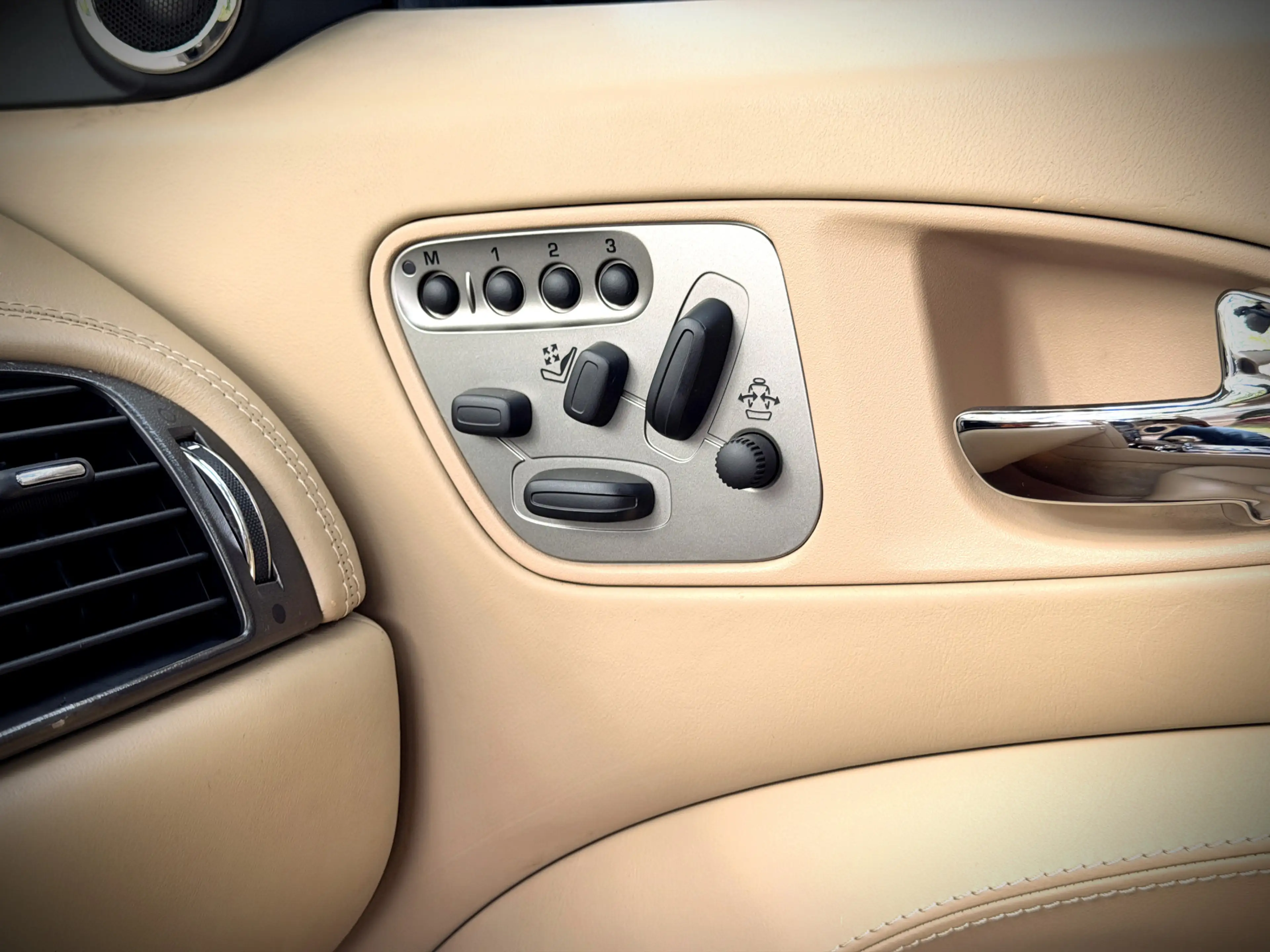Jaguar XK 4.2 V8 Coupé — photo 21