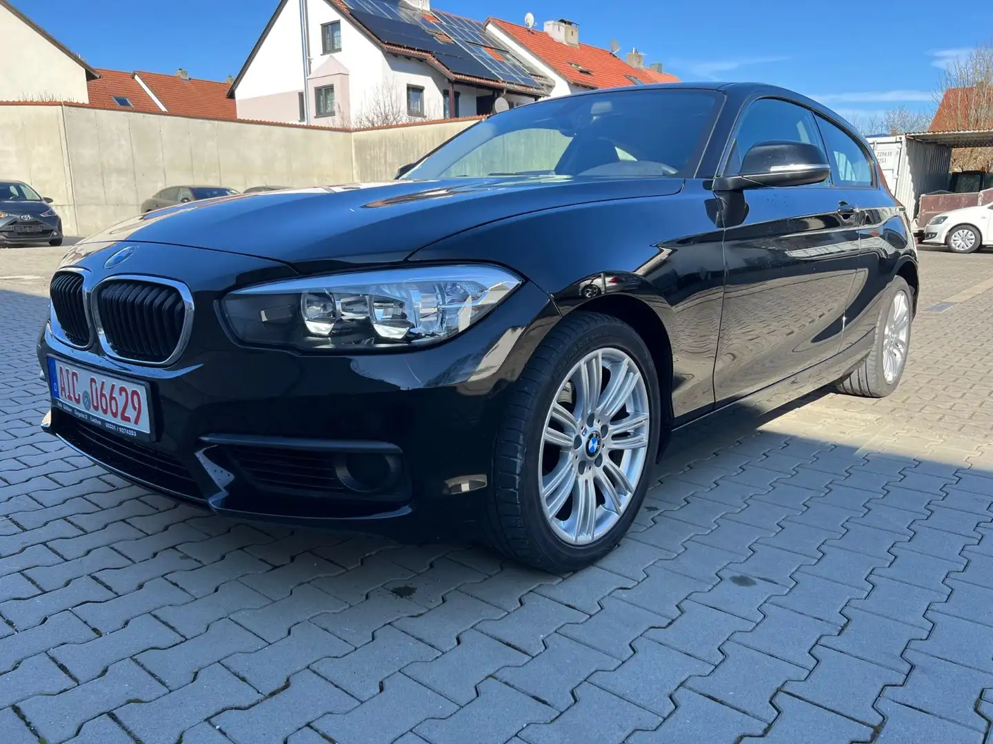 BMW 118 d  1 Lim. 3-trg. SITZHEIZ*KLIMAAUT*ANHÄNGERKU Noir - 1
