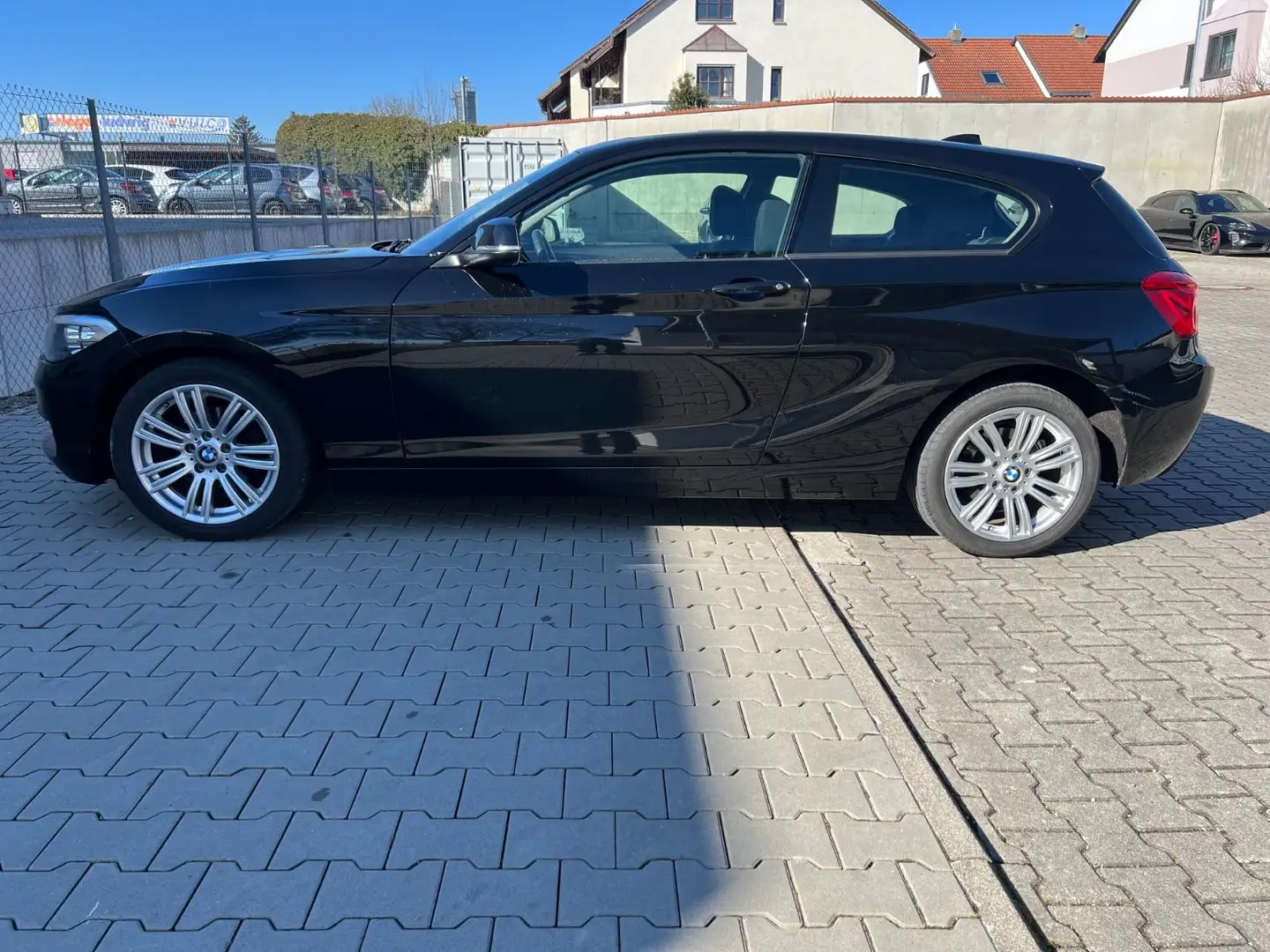 BMW 118 d  1 Lim. 3-trg. SITZHEIZ*KLIMAAUT*ANHÄNGERKU Noir - 2
