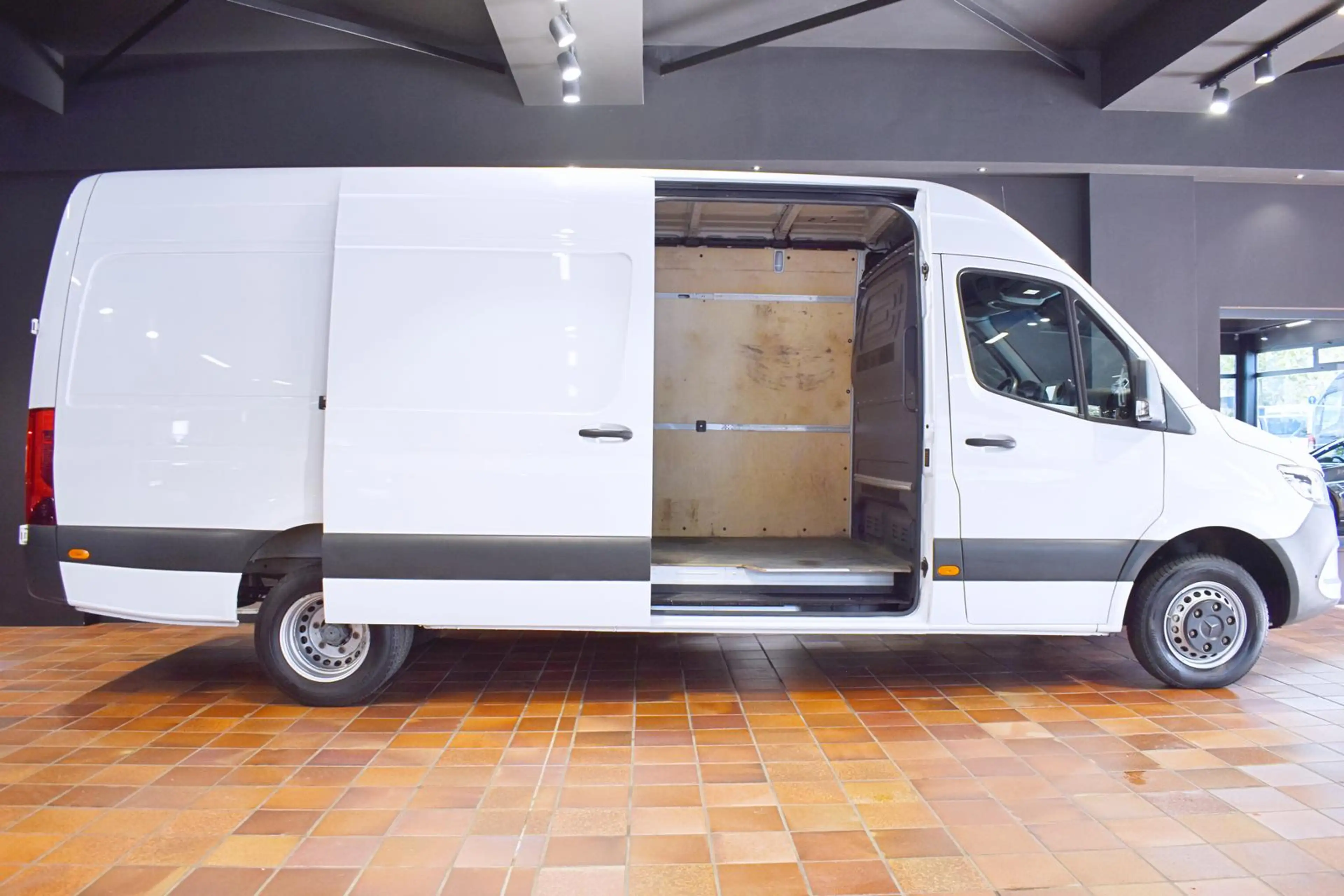 Mercedes-Benz Sprinter 519 V6 MAXI L3H2 5,5T AHK3,5T LED 360°KAMERA KLIMA — photo 5