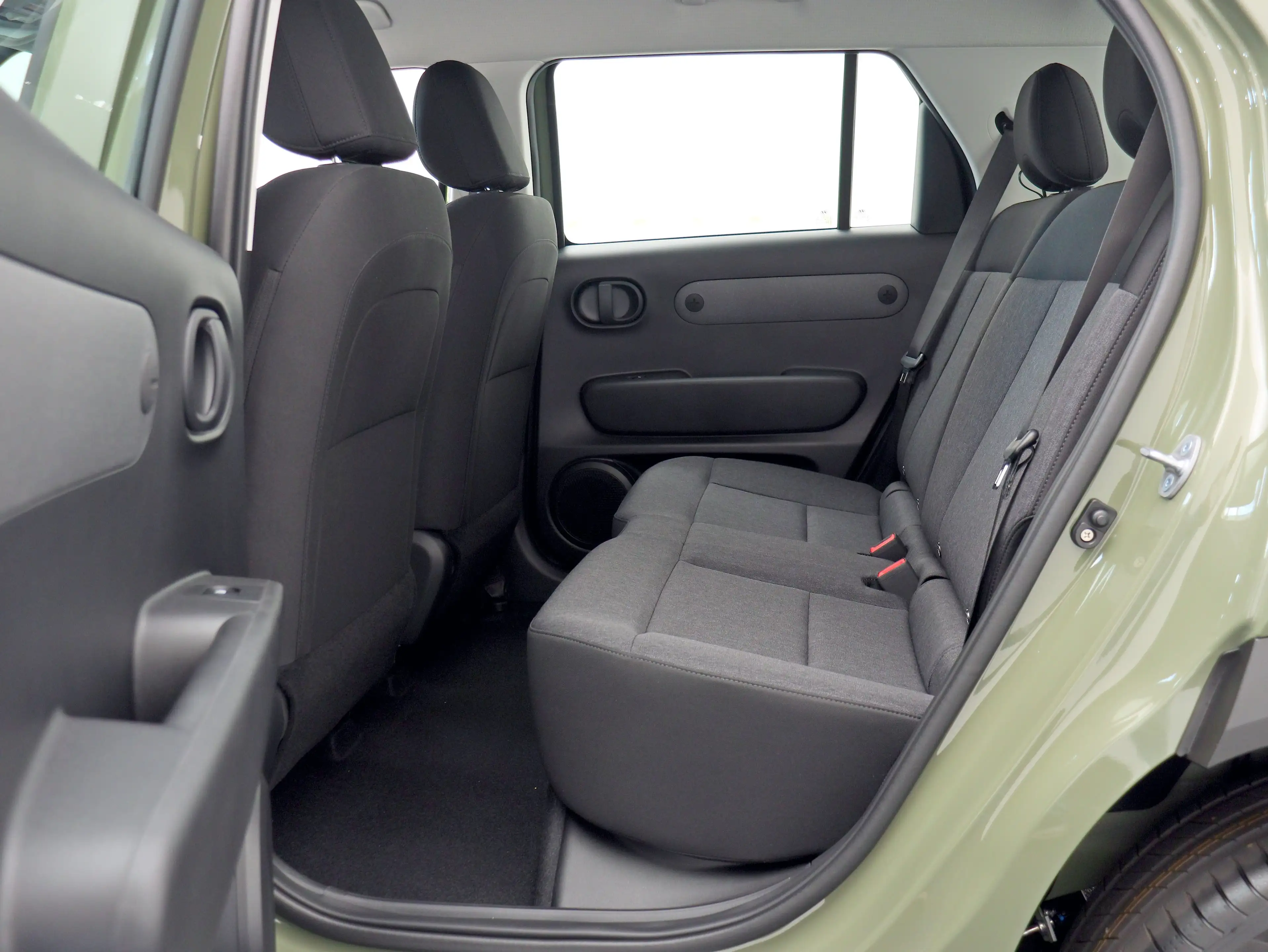 Hyundai Inster Electric 49 kWh E-Motion (Tomboy Khaki) — photo 13