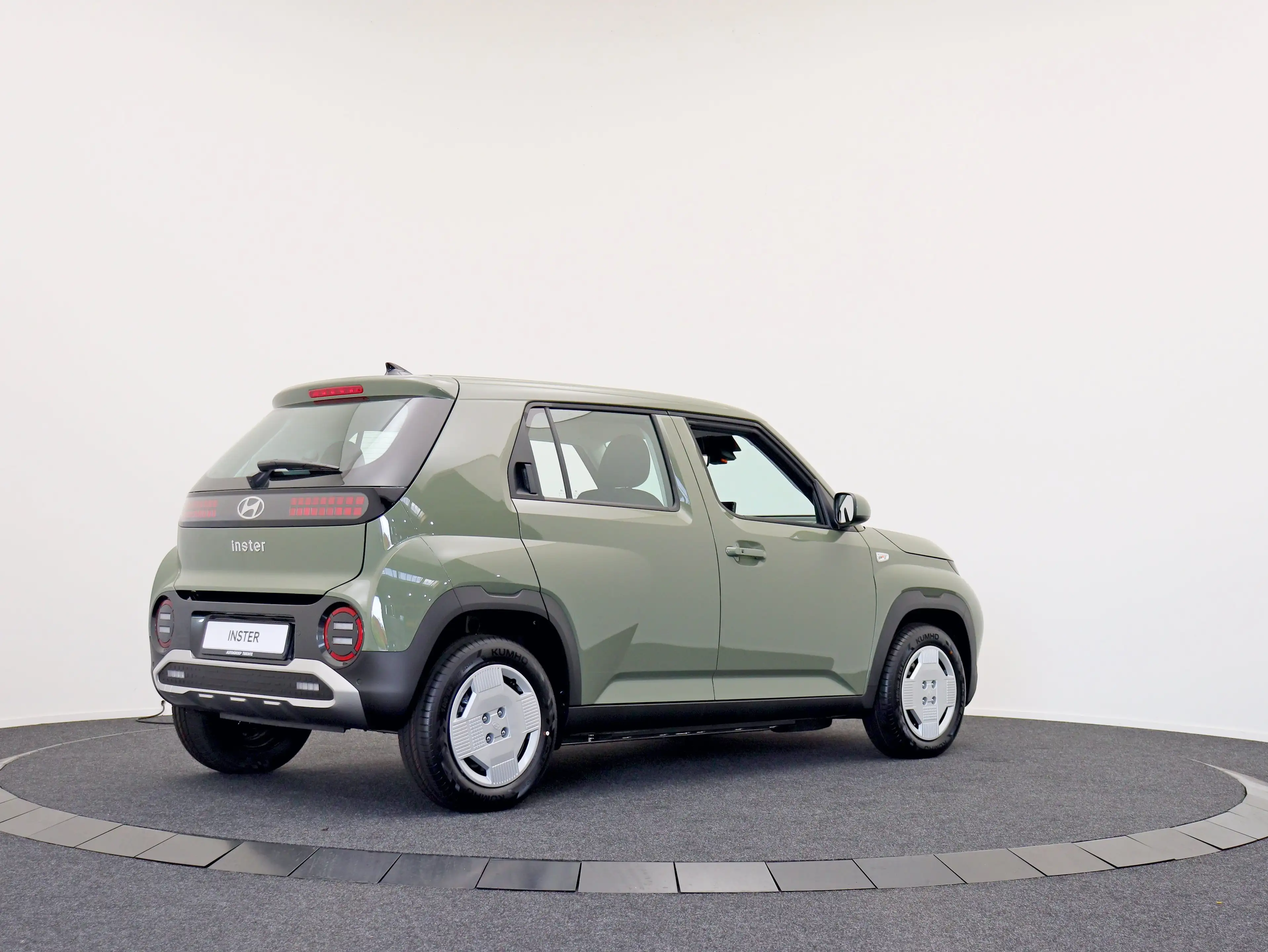 Hyundai Inster Electric 49 kWh E-Motion (Tomboy Khaki) — photo 2