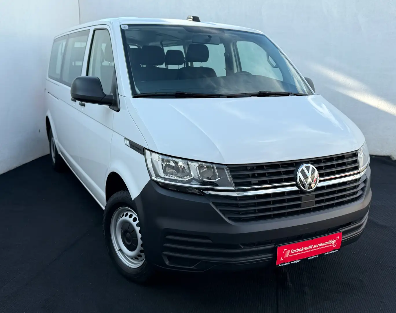 Volkswagen T6.1 Transporter 2.0 TDI lang // 9-Sitzer // Wit - 1