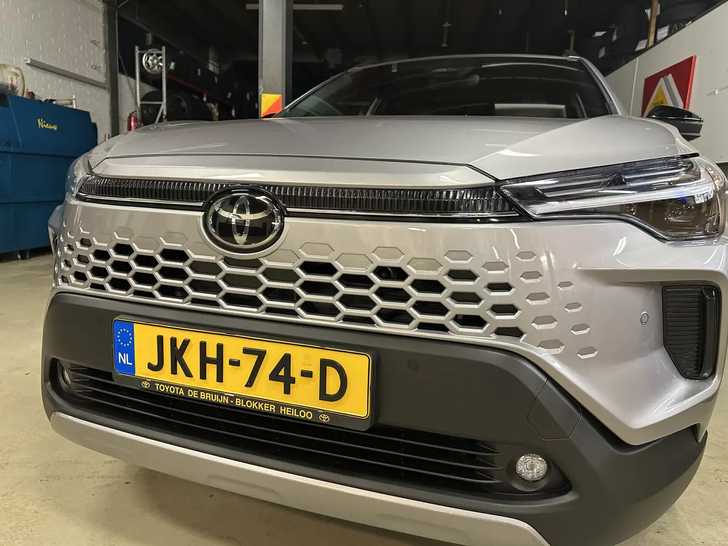 Toyota Corolla Cross Hybrid 140 Dynamic Grijs - 1