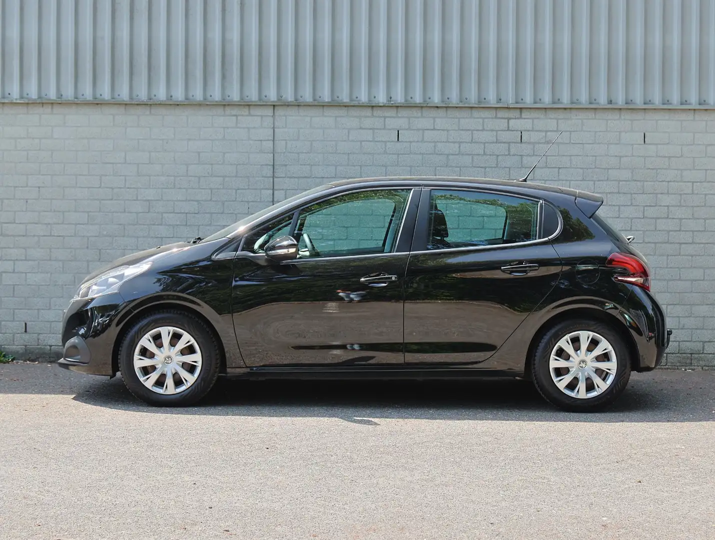 Peugeot 208 1.2 PureTech Blue Lion | Navigatie | Parkeersensor Zwart - 2