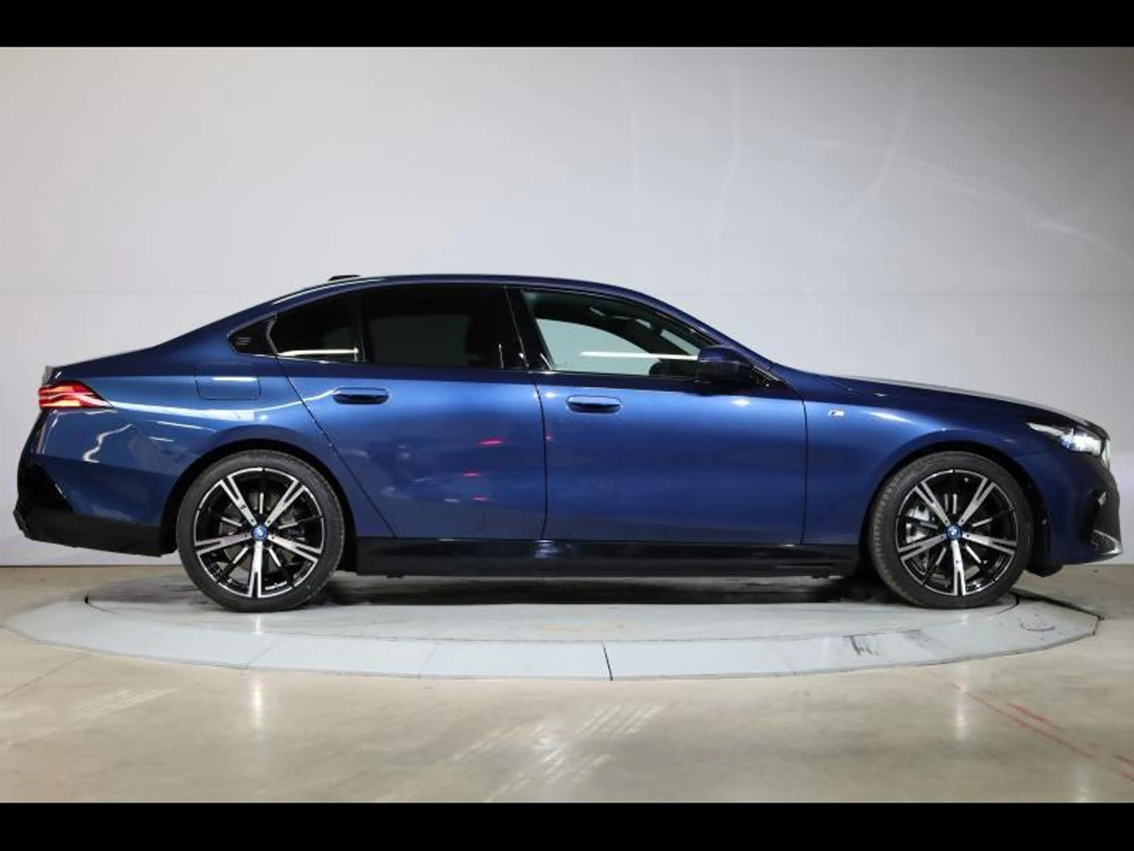 BMW 550 e xDrive Berline Kit M Sport — photo 3