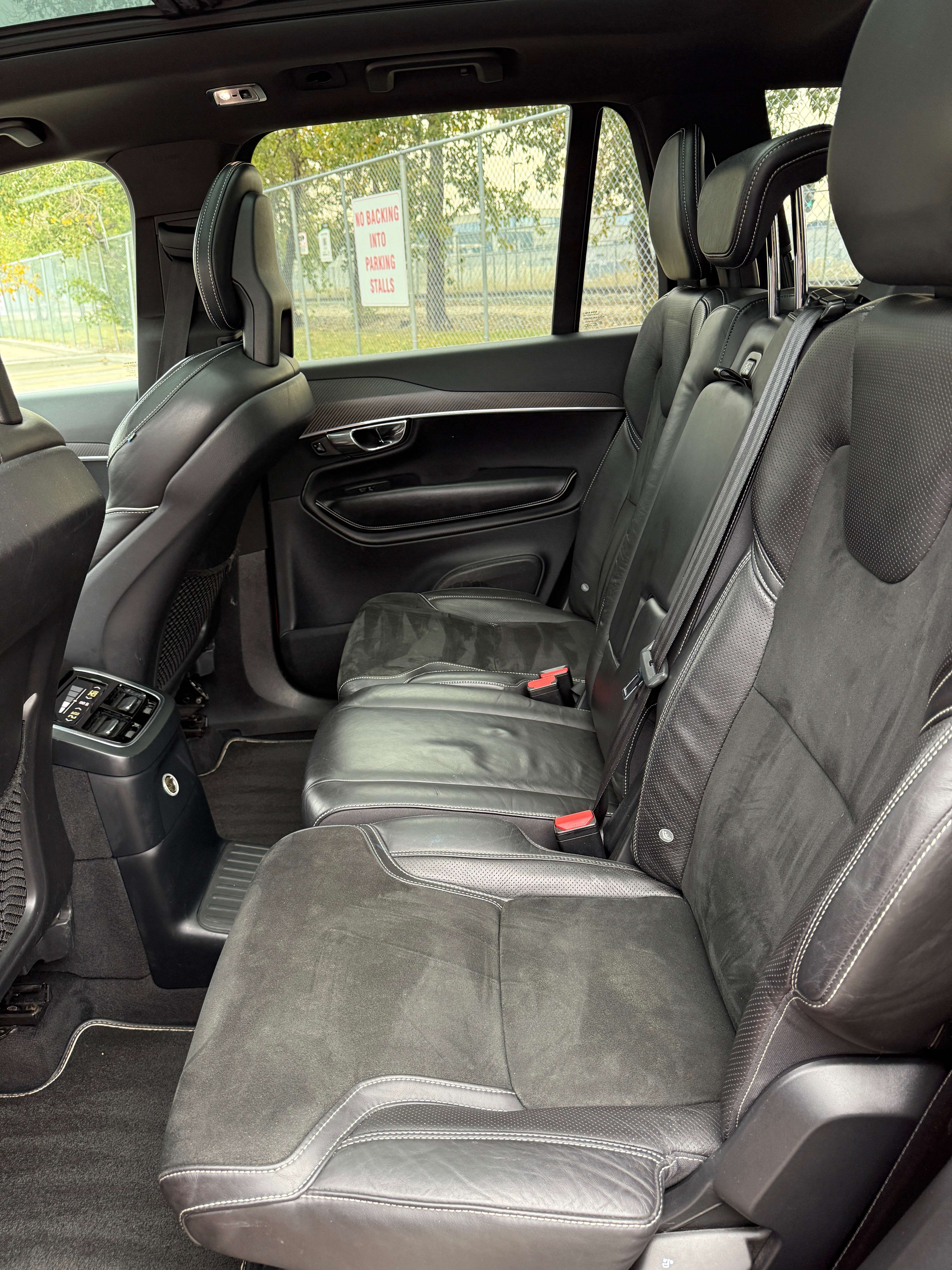 2017 Volvo XC90 T8 R-Design thumb 11