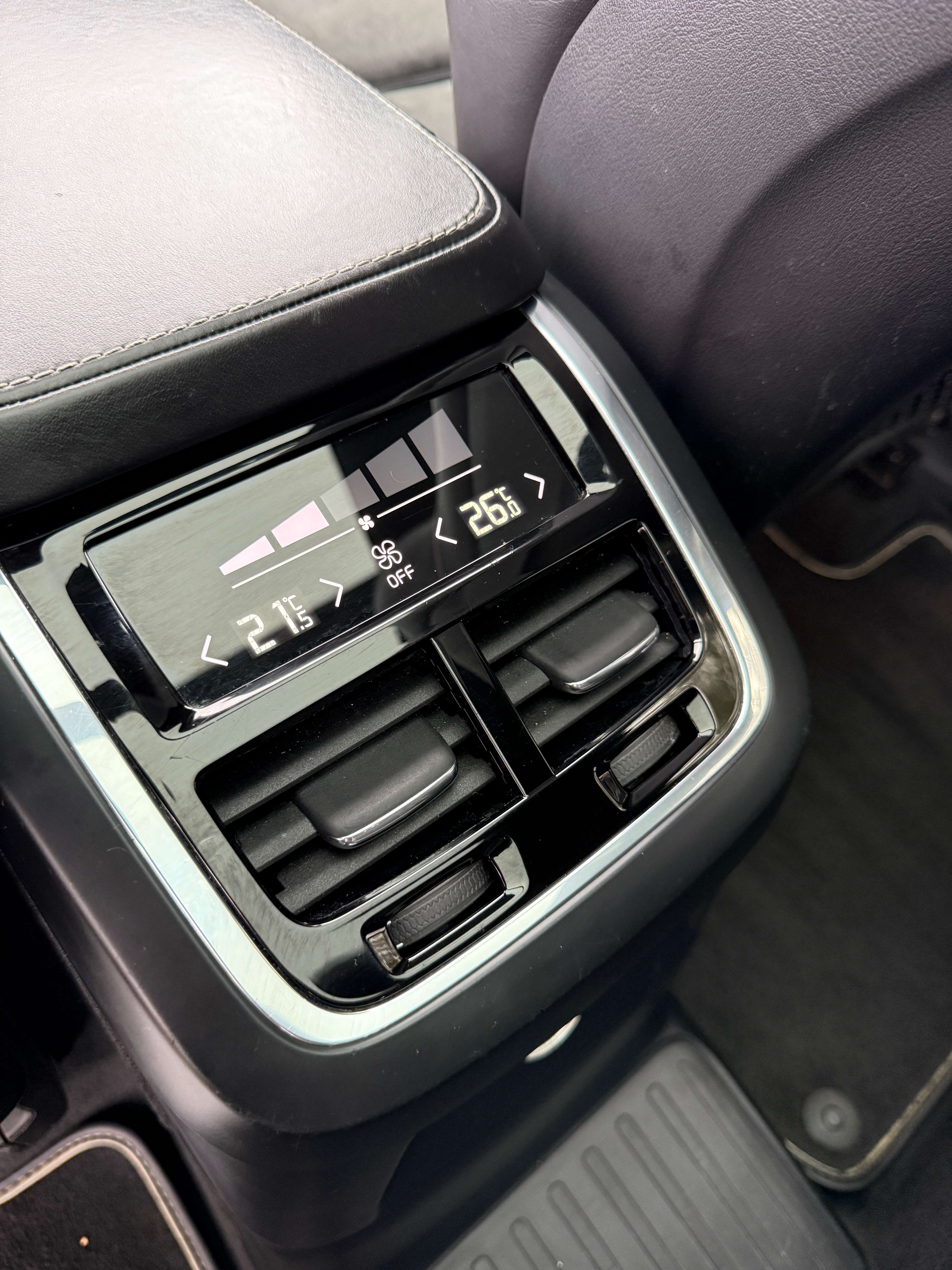 2017 Volvo XC90 T8 R-Design thumb 12