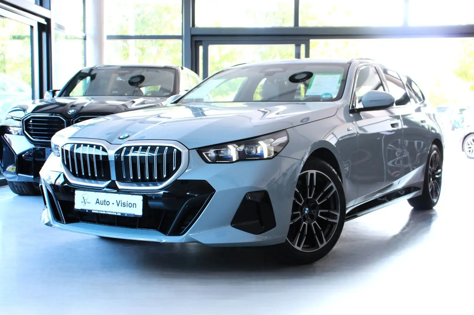 BMW 520 d (G61) M Sport *A-LED*ACC*360°*H&K*AHK*StHz Grau - 1
