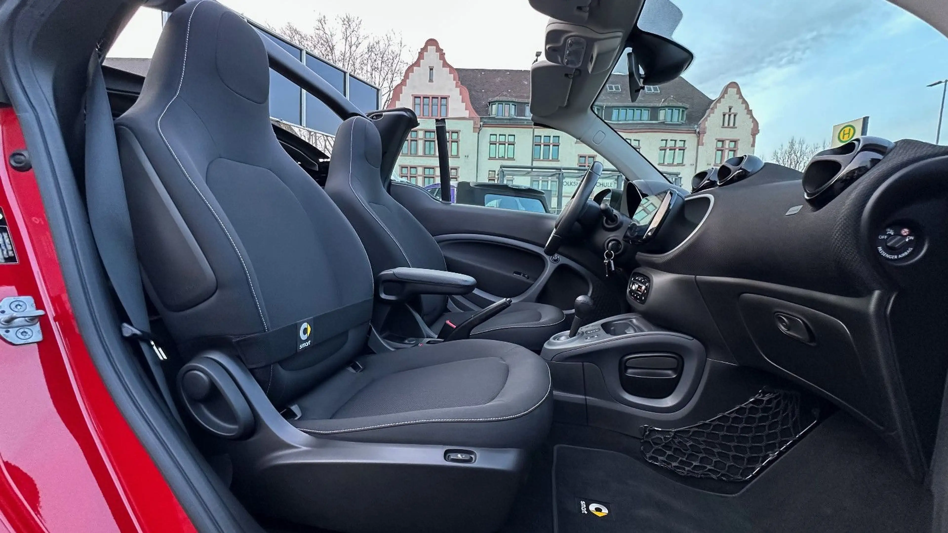 smart forTwo Cabrio TURBO DCT WHITE & RED! CARPLAY! — photo 13