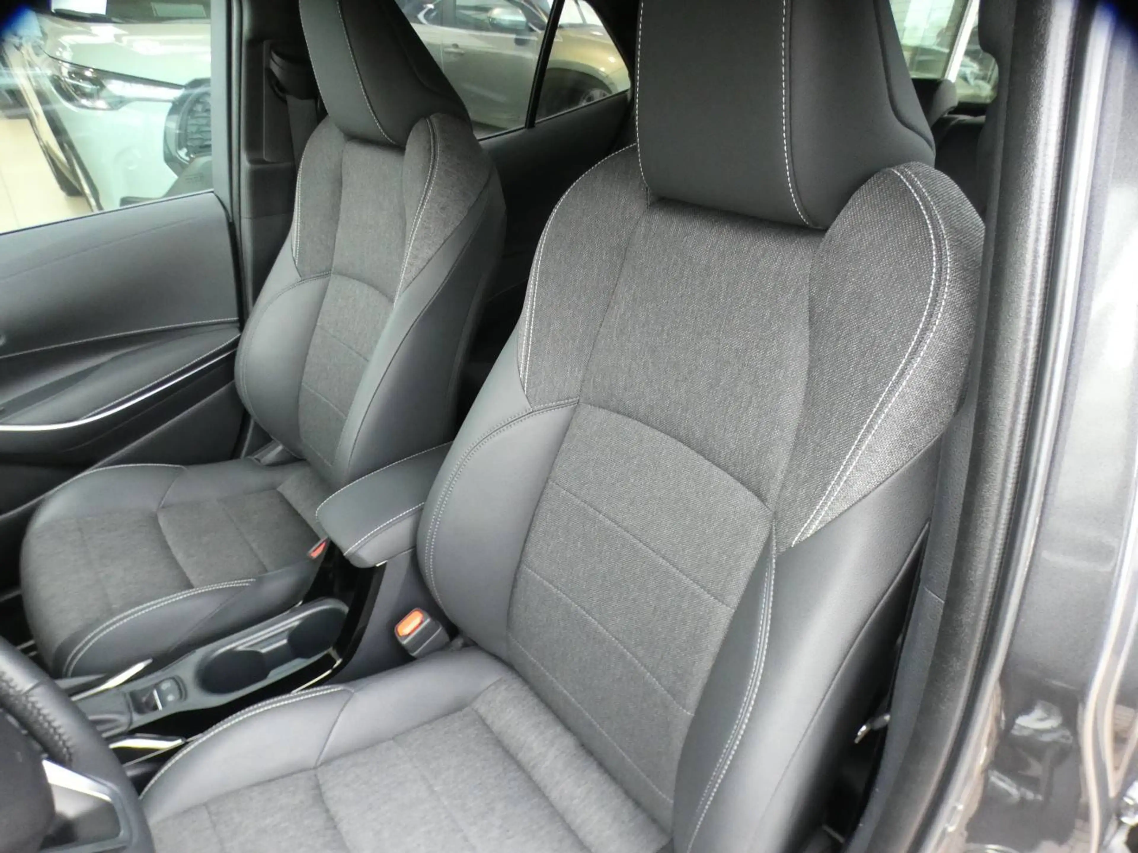 Toyota Corolla HB 1.8 Hybrid STYLE+TECH PACK 140pk +Dodehoek +Stuurwielverwarming +Zetelverwarming +Half leder +GPS — photo 10