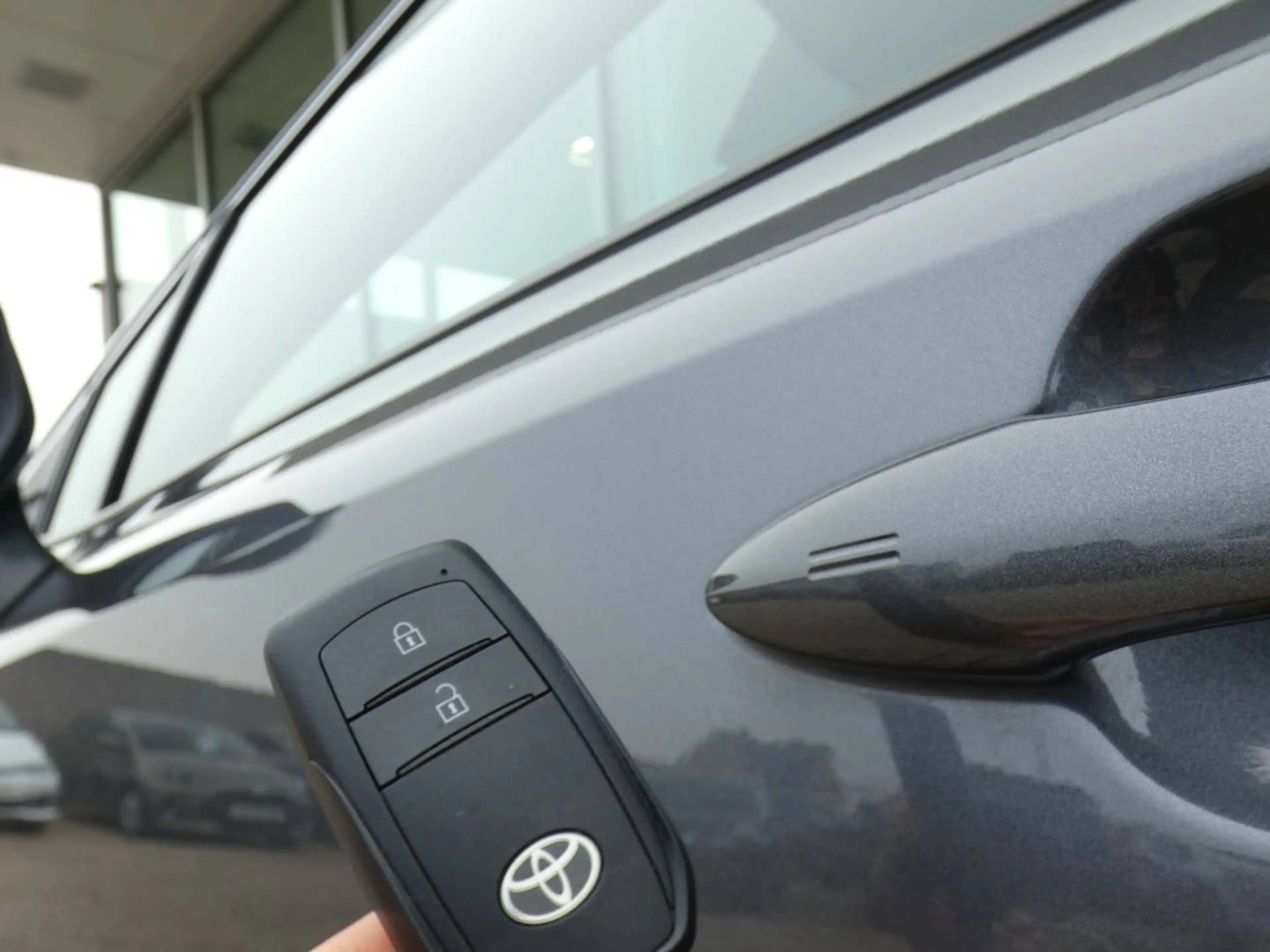 Toyota Corolla HB 1.8 Hybrid STYLE+TECH PACK 140pk +Dodehoek +Stuurwielverwarming +Zetelverwarming +Half leder +GPS — photo 8