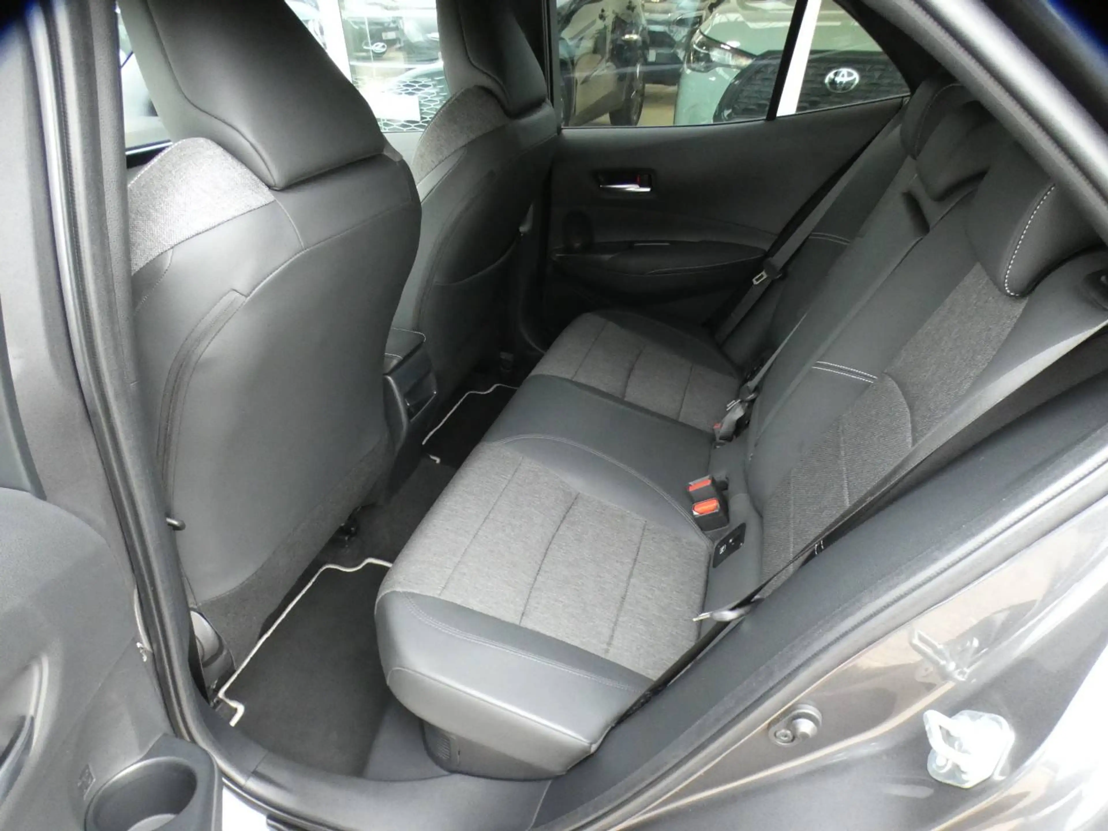 Toyota Corolla HB 1.8 Hybrid STYLE+TECH PACK 140pk +Dodehoek +Stuurwielverwarming +Zetelverwarming +Half leder +GPS — photo 11