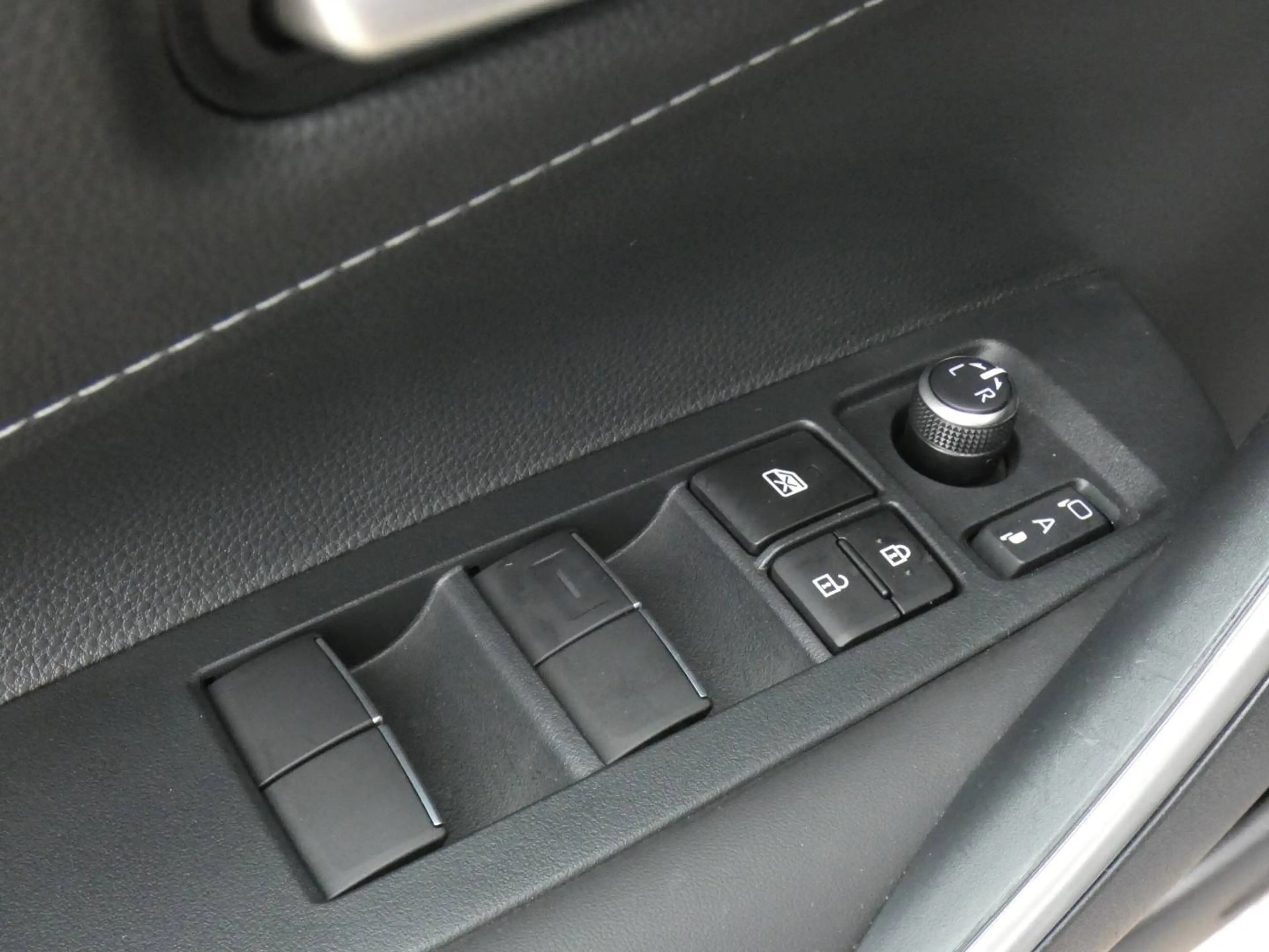 Toyota Corolla HB 1.8 Hybrid STYLE+TECH PACK 140pk +Dodehoek +Stuurwielverwarming +Zetelverwarming +Half leder +GPS — photo 14