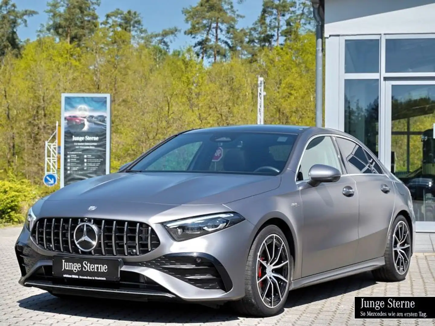 Mercedes-Benz A 35 AMG A 35 4M AMG LIMO MAGNO+STHZG+PANO+AHK+360*+AMBIE Grau - 2