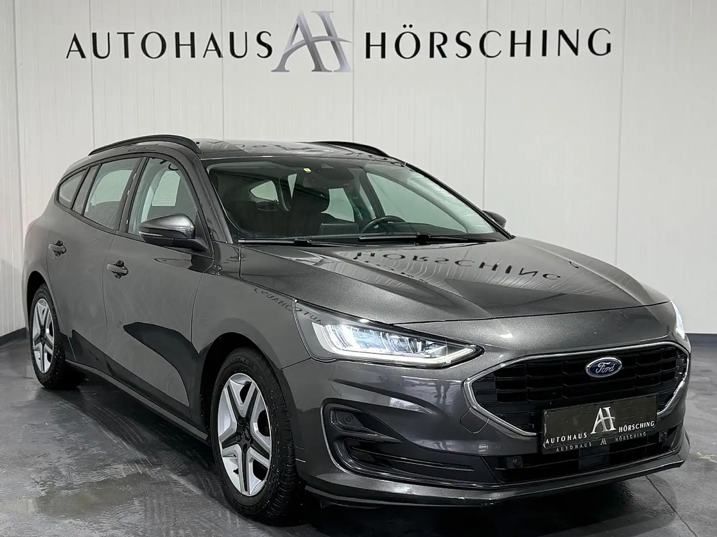 Ford Focus Turnier 1,5 EcoBlue Cool & Connect Aut.//LED// Grau - 1