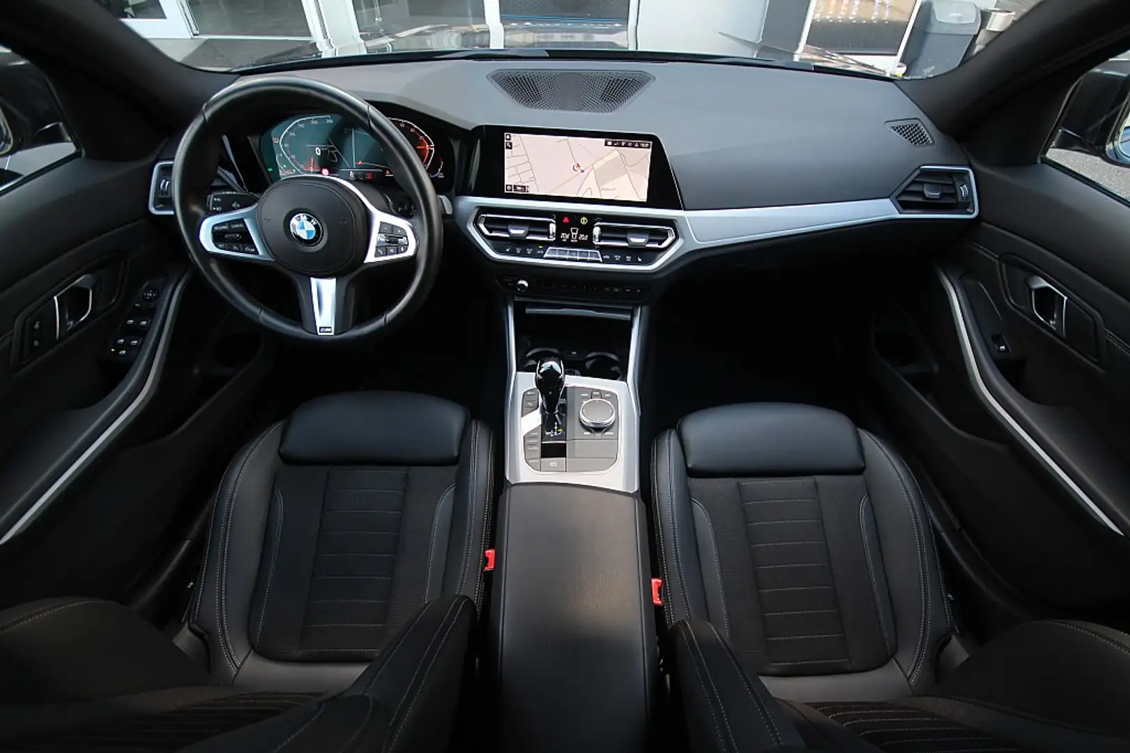 BMW 318 d 48 V Aut. |LED |Navi |M-Lenkrad ,... Grau - 2