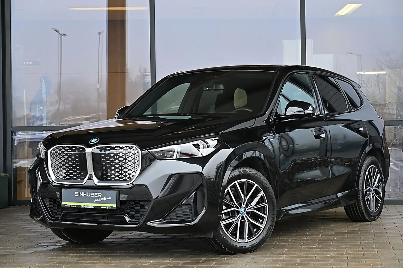 BMW iX1 xDrive30 64,7kWh ACC, eSitze mit Memory, Drivin... Schwarz - 1