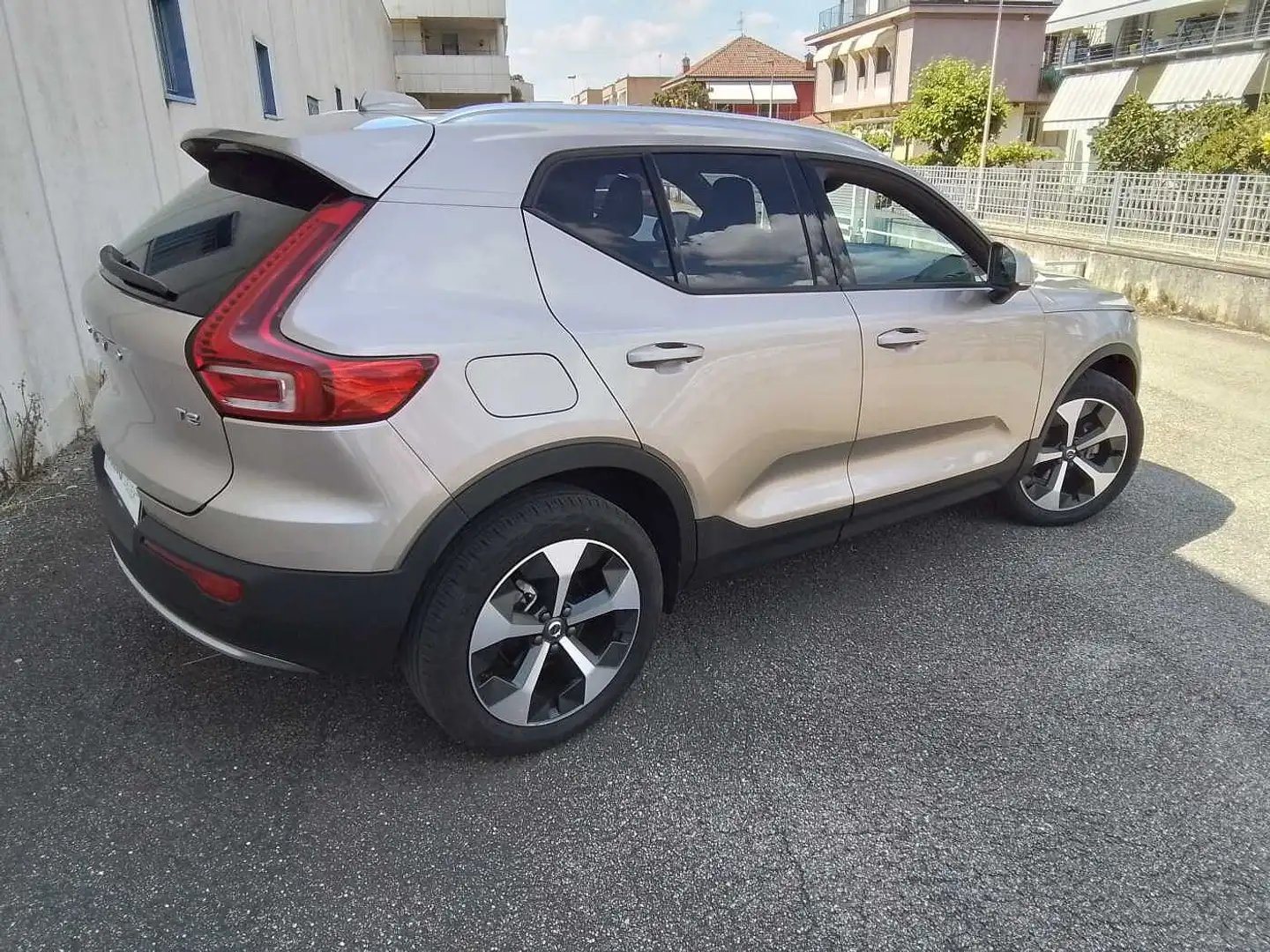 Volvo XC40 Core, T2 Automatico Micro hybrid, Benzina Gris - 2