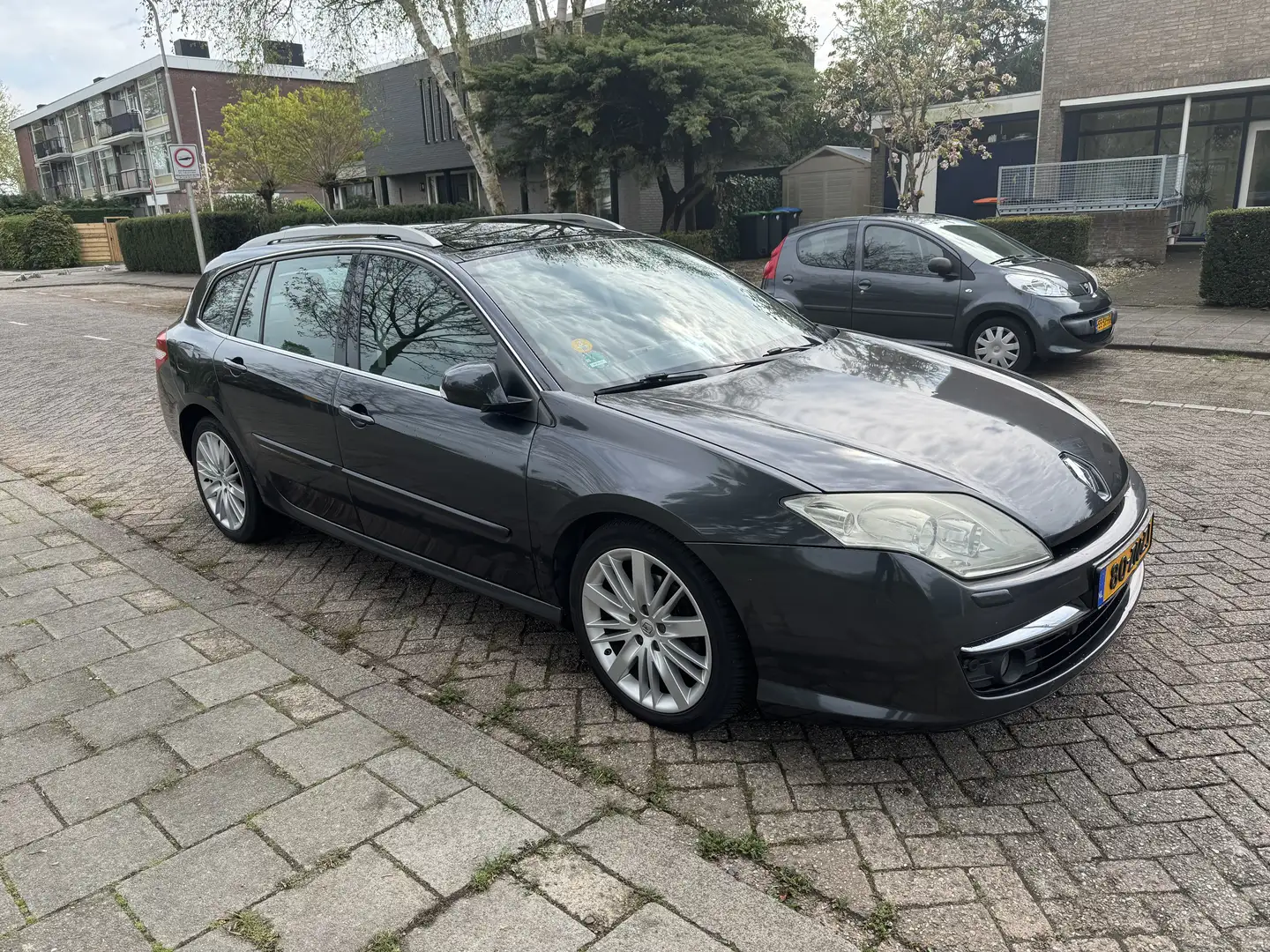 Renault Laguna 2.0 DCI 150 FAP ESTATE AUT 2008 Grijs - 2