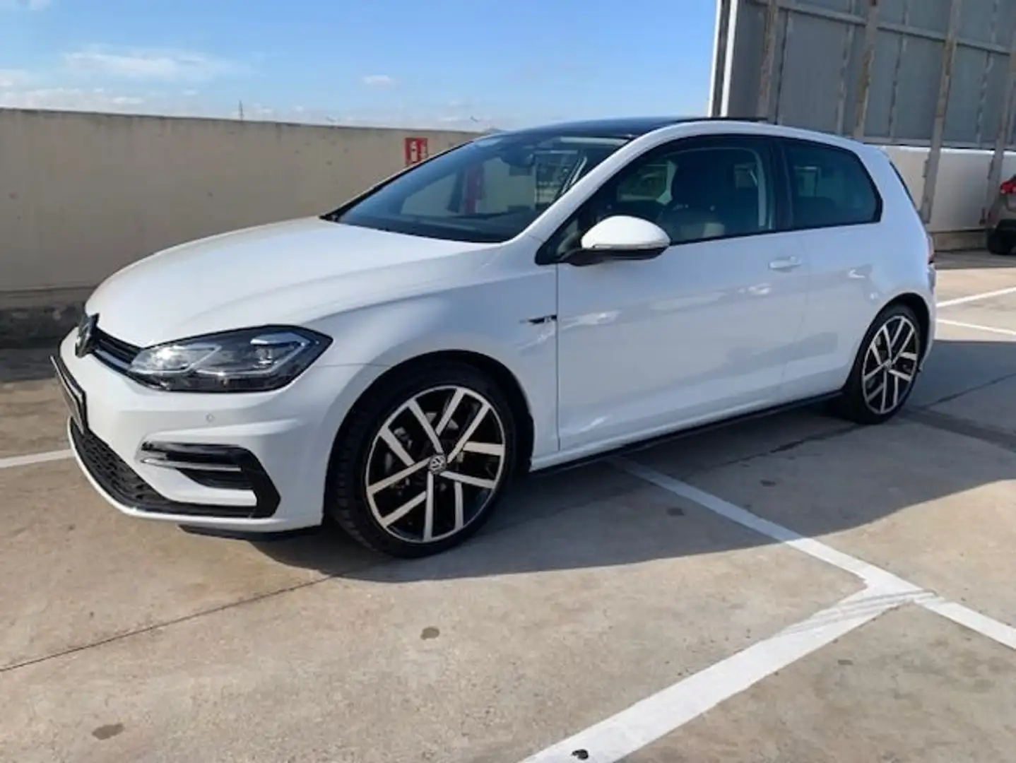 Volkswagen Golf 1.5 eTSI R-Line DSG 110kW Weiß - 1