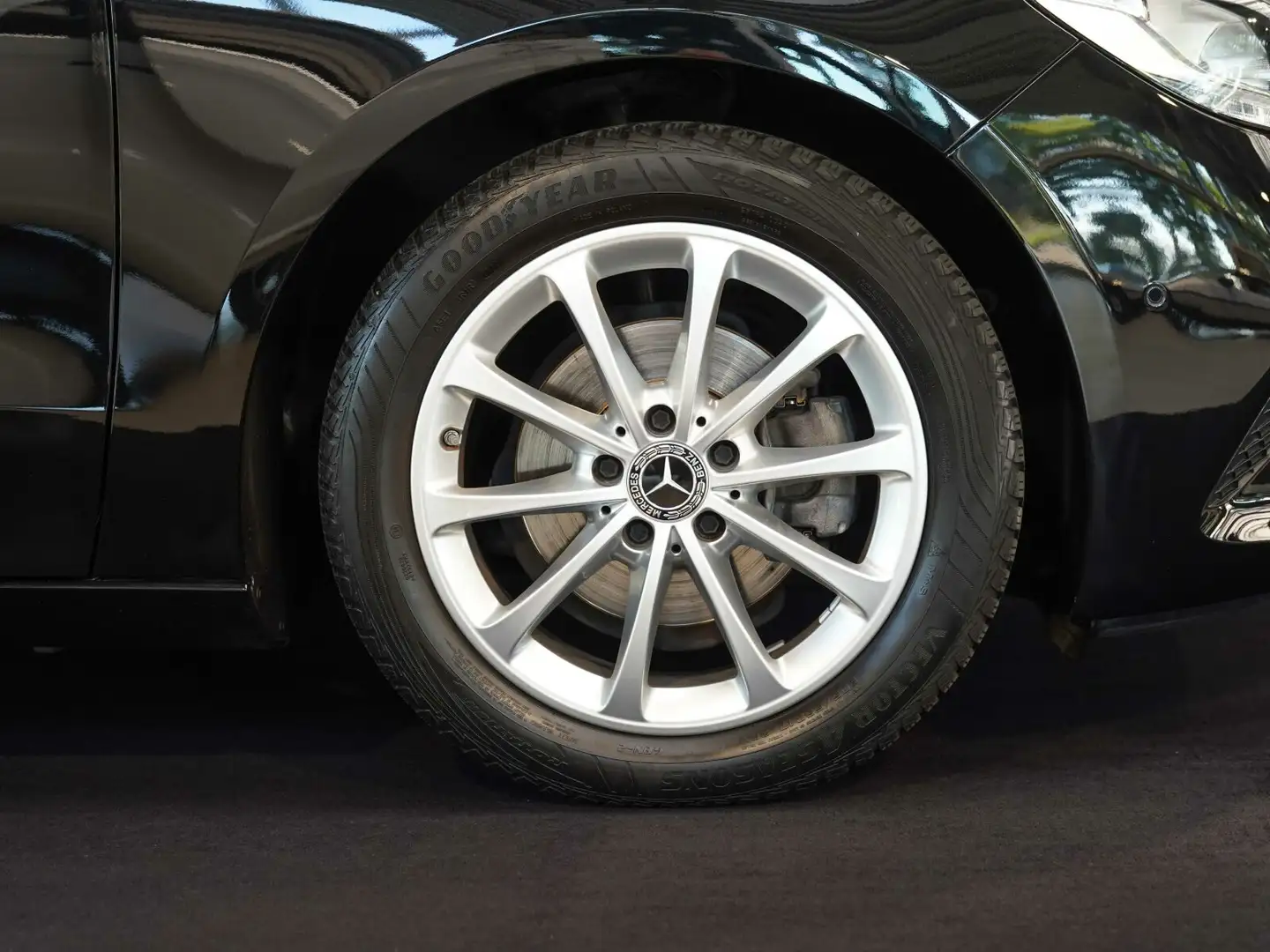 Mercedes-Benz B 180 B 180 Progressive Ganzjahresreifen CarPlay Kamer Schwarz - 2
