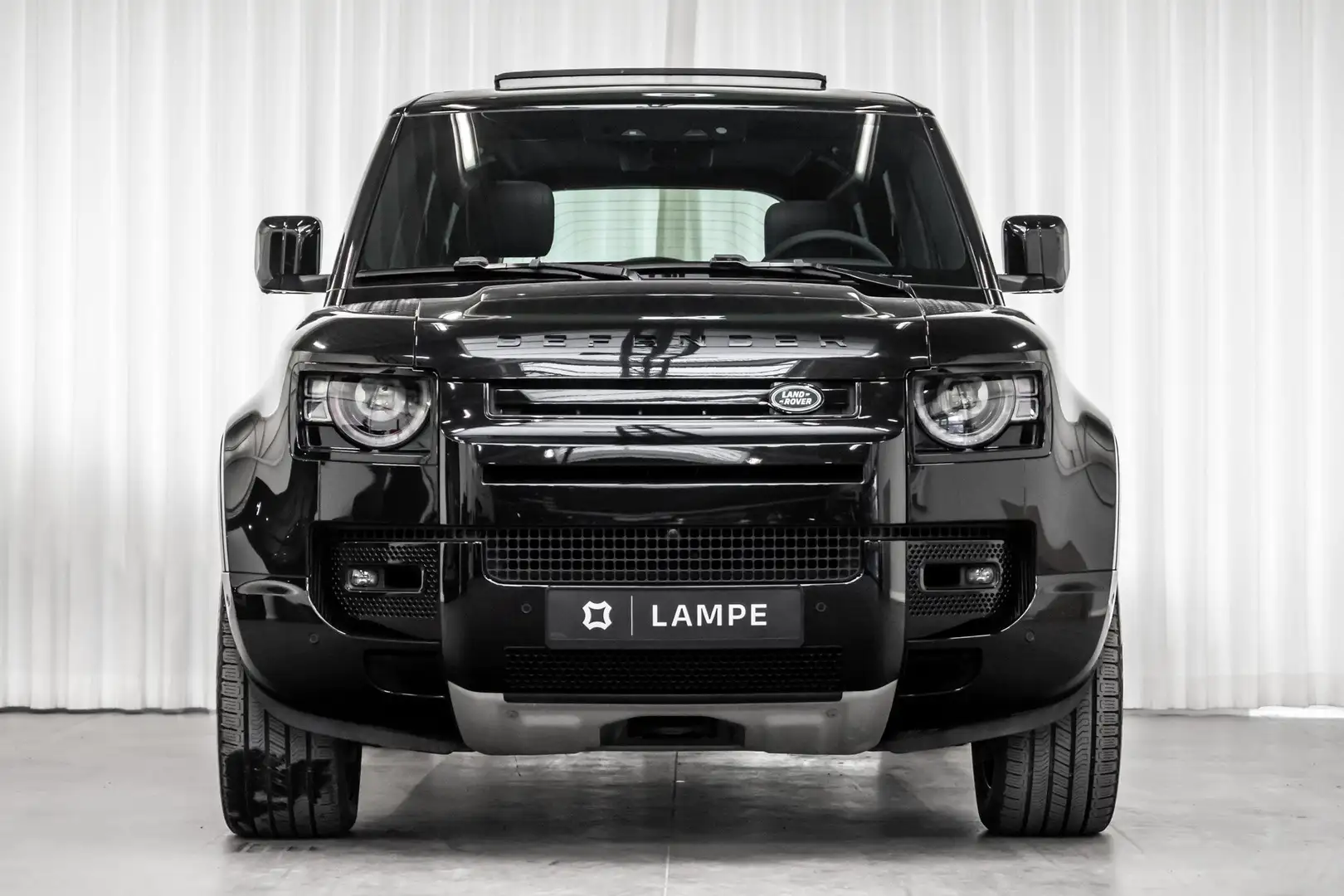 Land Rover Defender 110 V8 P525 Full Black Trekhaak Pano HUD 360 ACC Zwart - 2